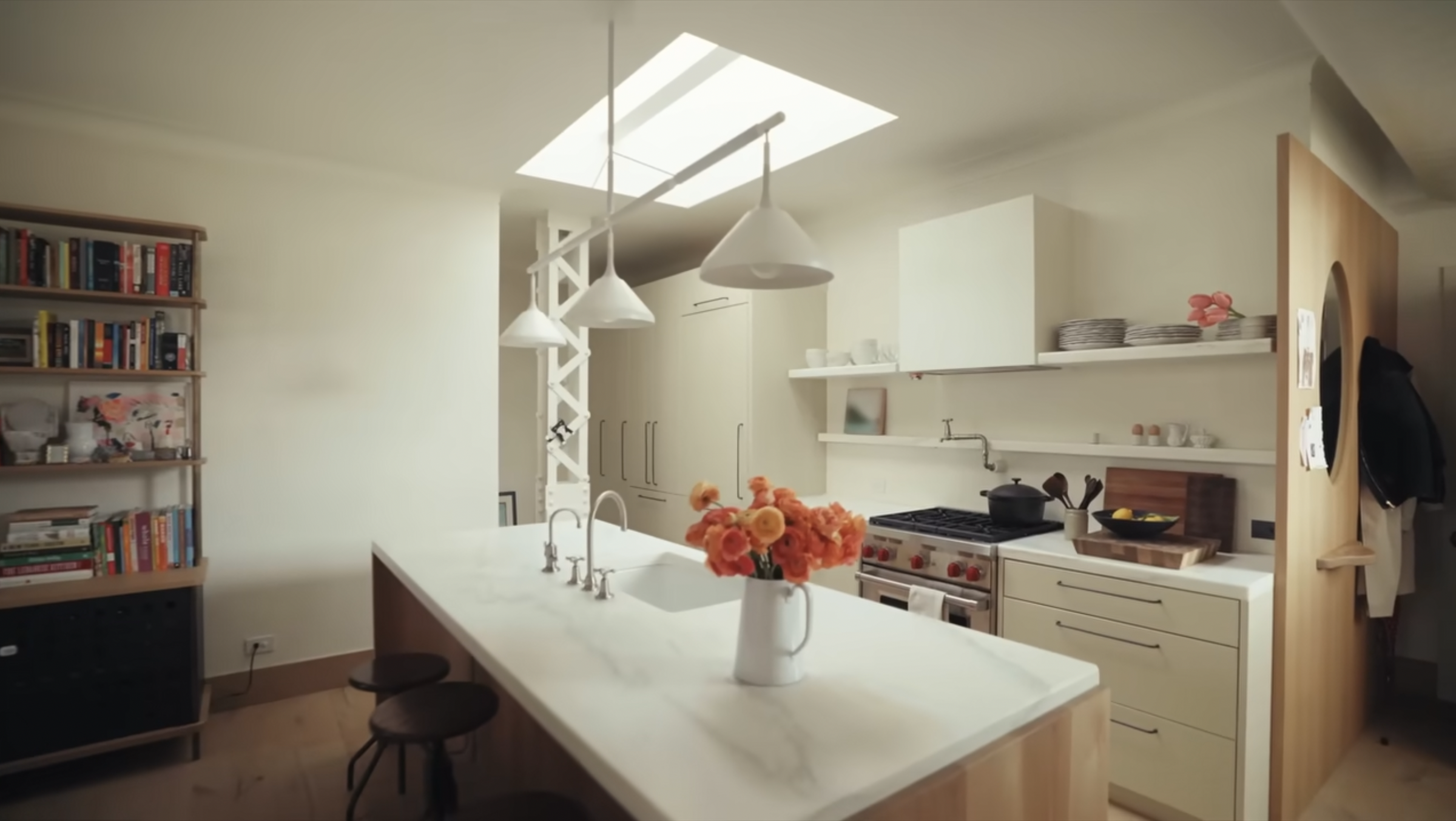 The kitchen at Amanda Seyfried's New York apartment | Source: youtube/architecturaldigest