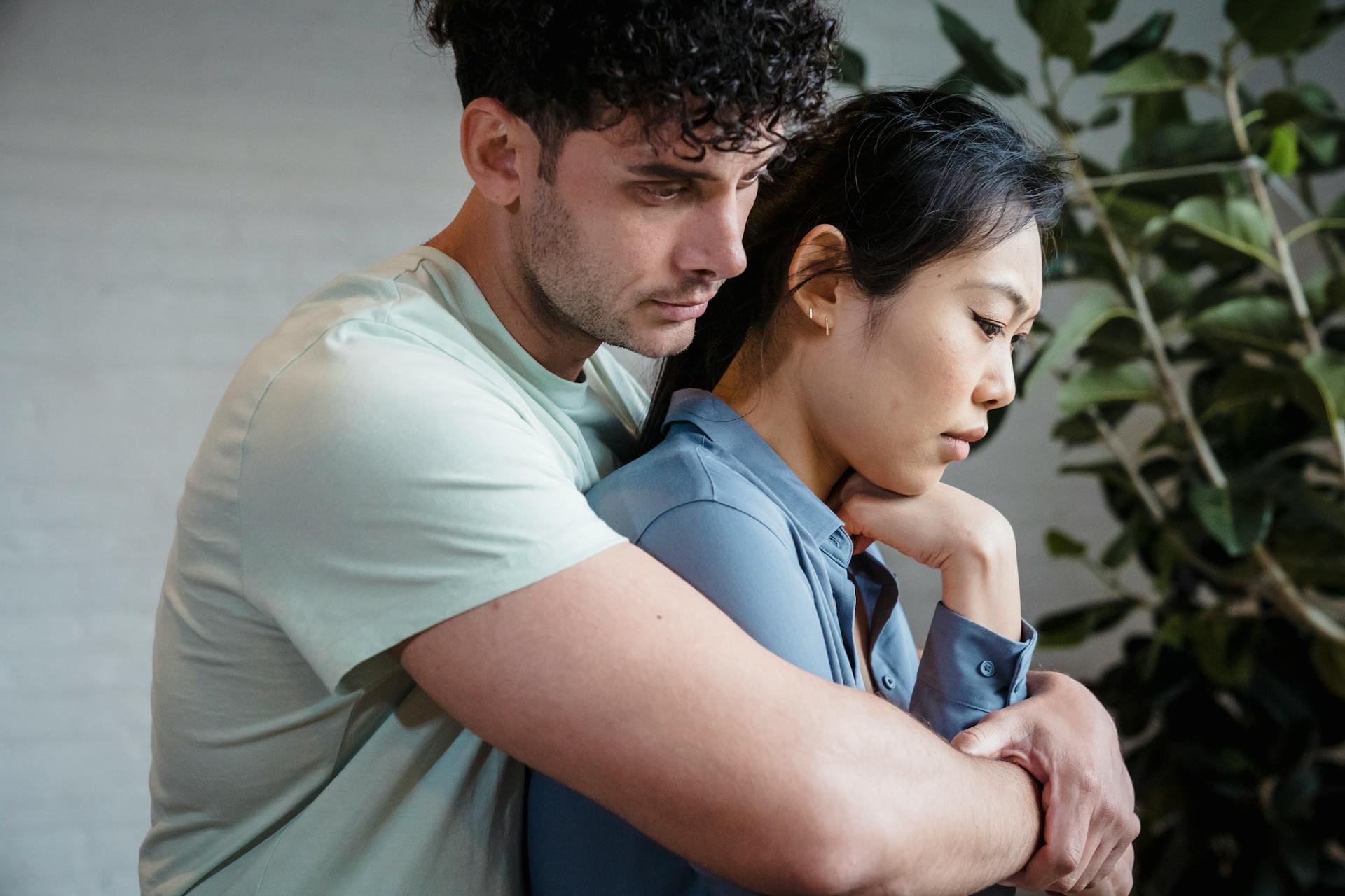 A couple embracing | Source: Pexels