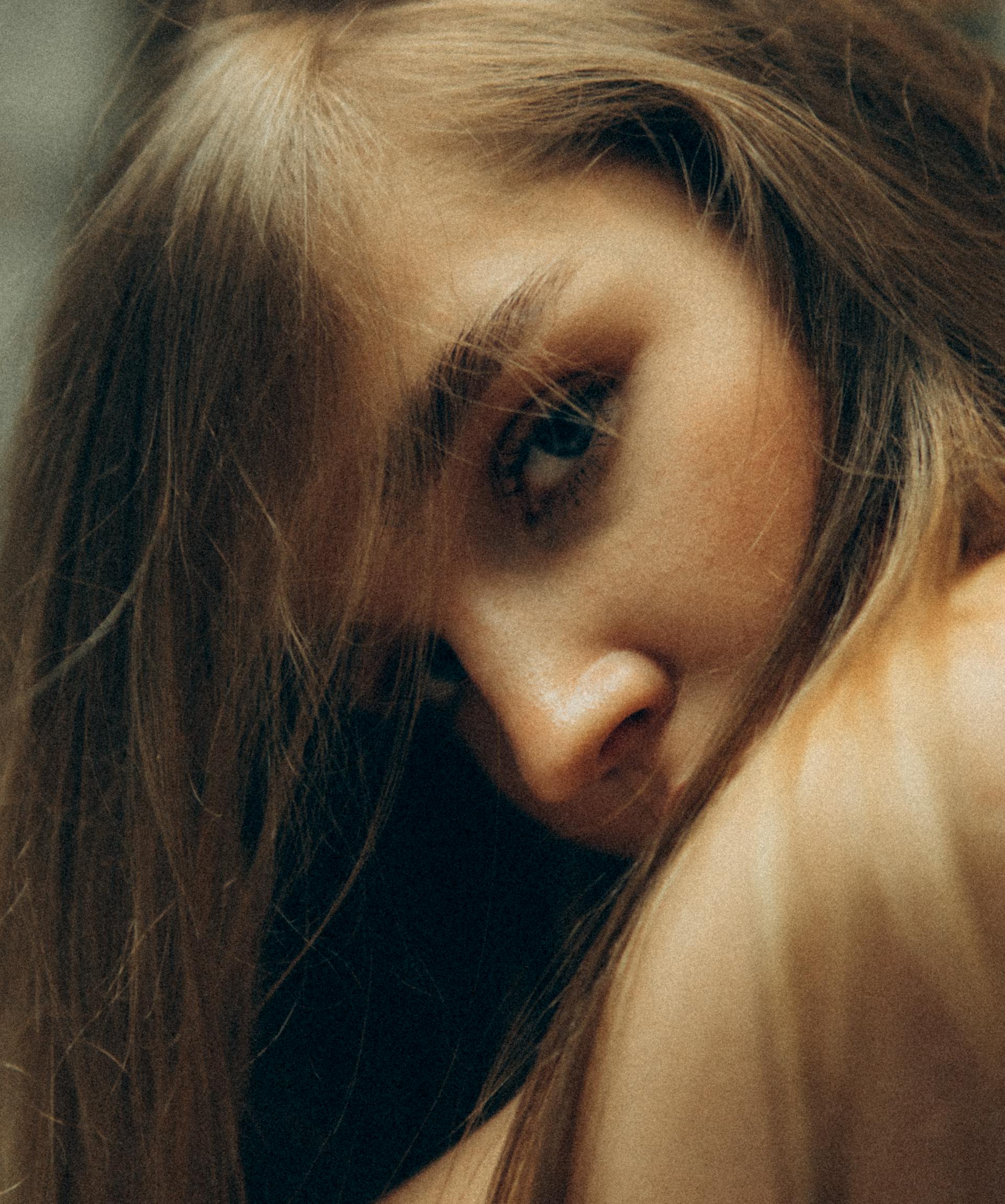 A woman glancing over her shoulder | Source: Pexels