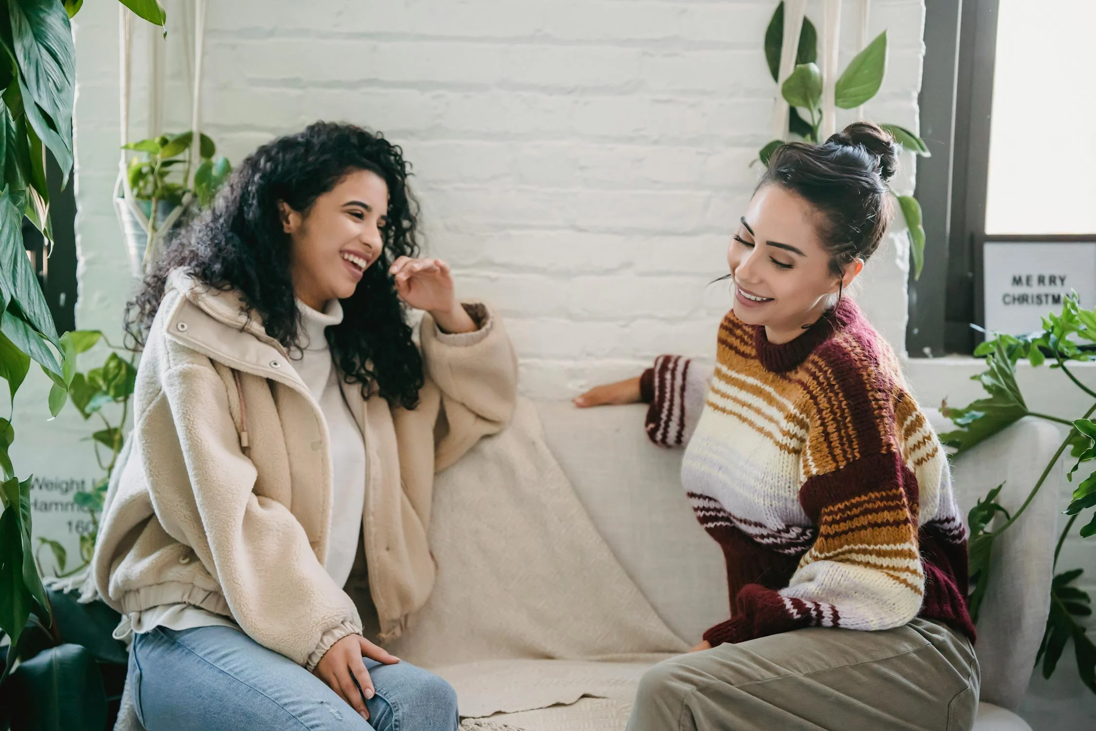 Two women talking at home | Source: Pexels