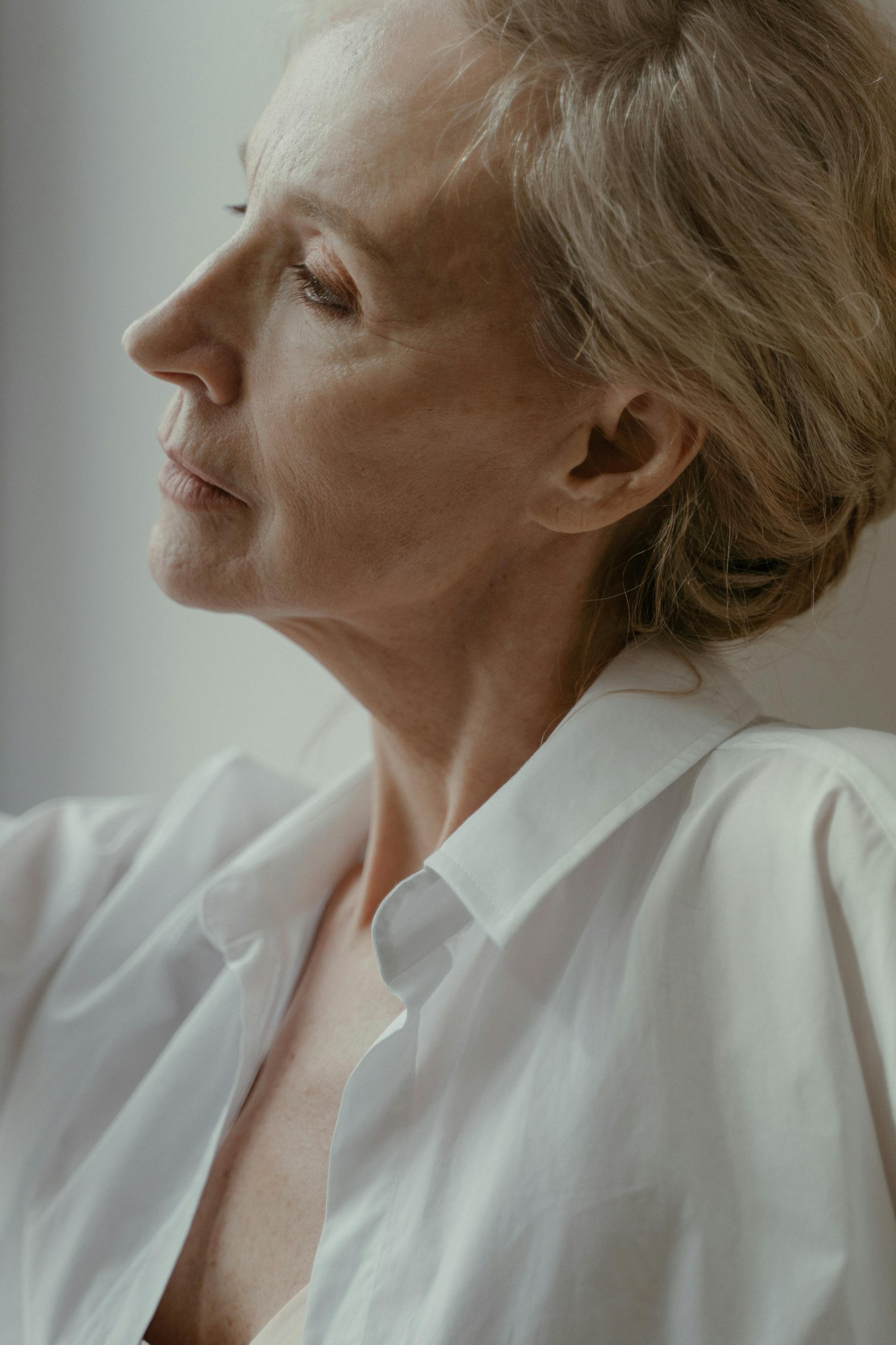 A woman glancing to one side | Source: Pexels
