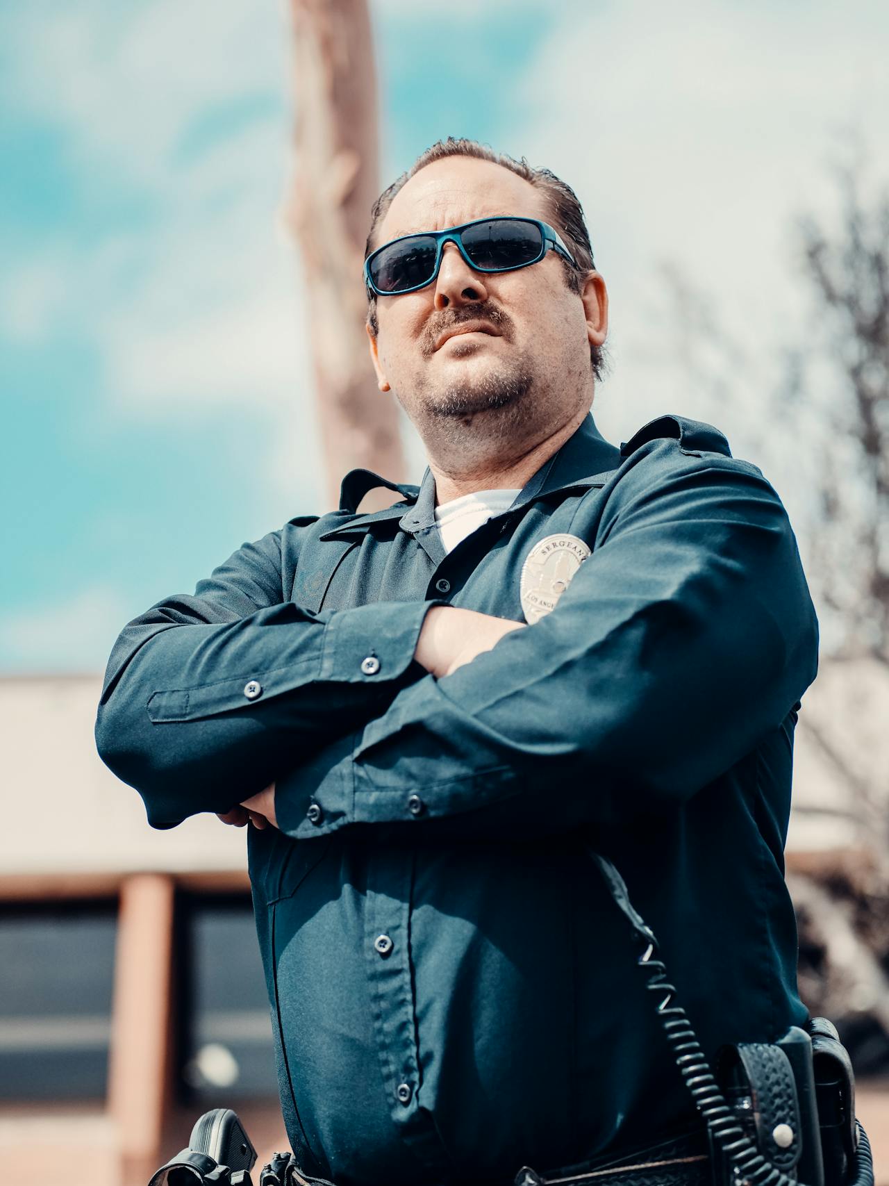 A cop standing outside a building | Source: Pexels