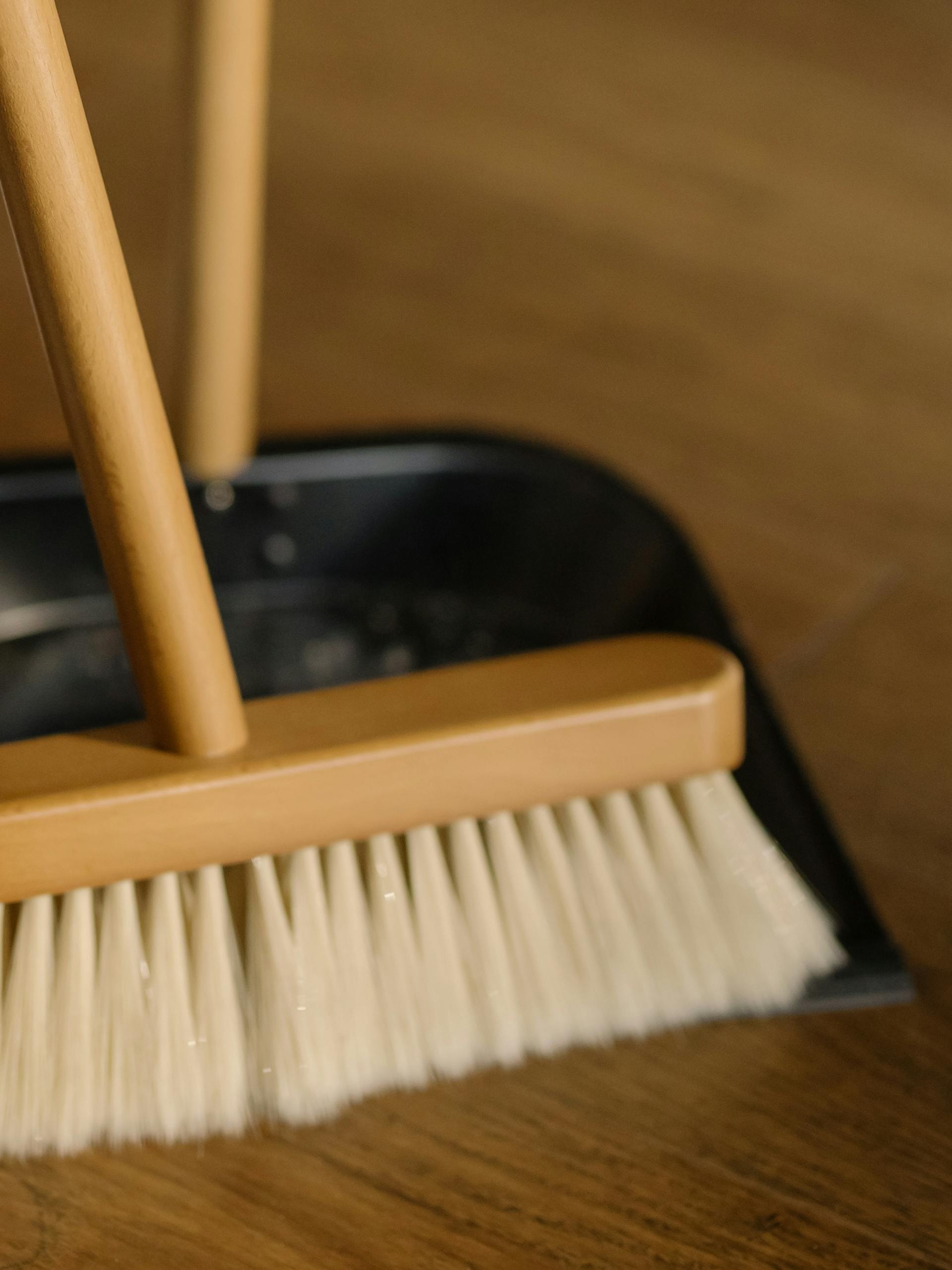 A dust pan and a brush | Source: Pexels