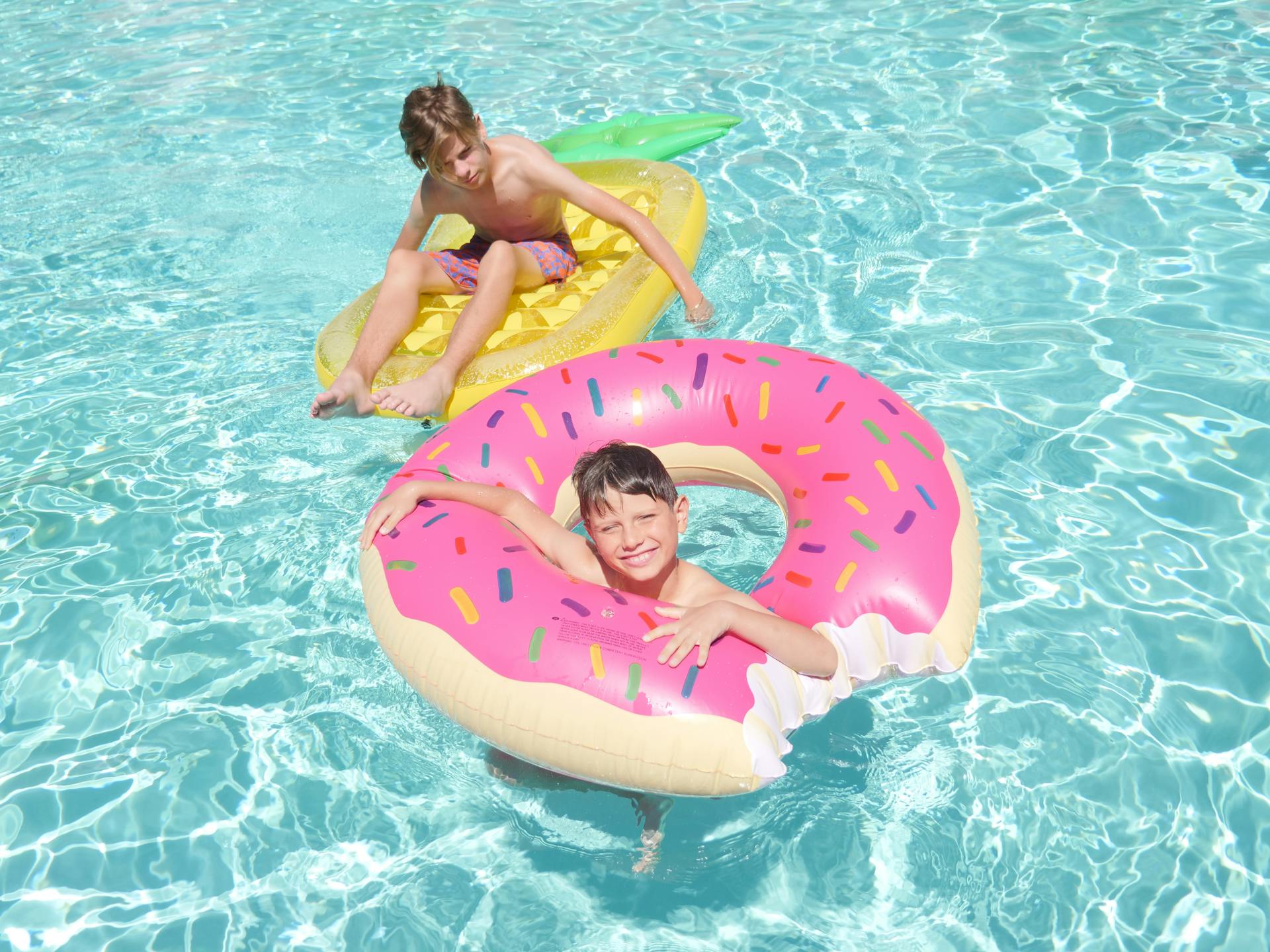 Two boys chilling in a swimming pool | Source: Pexels