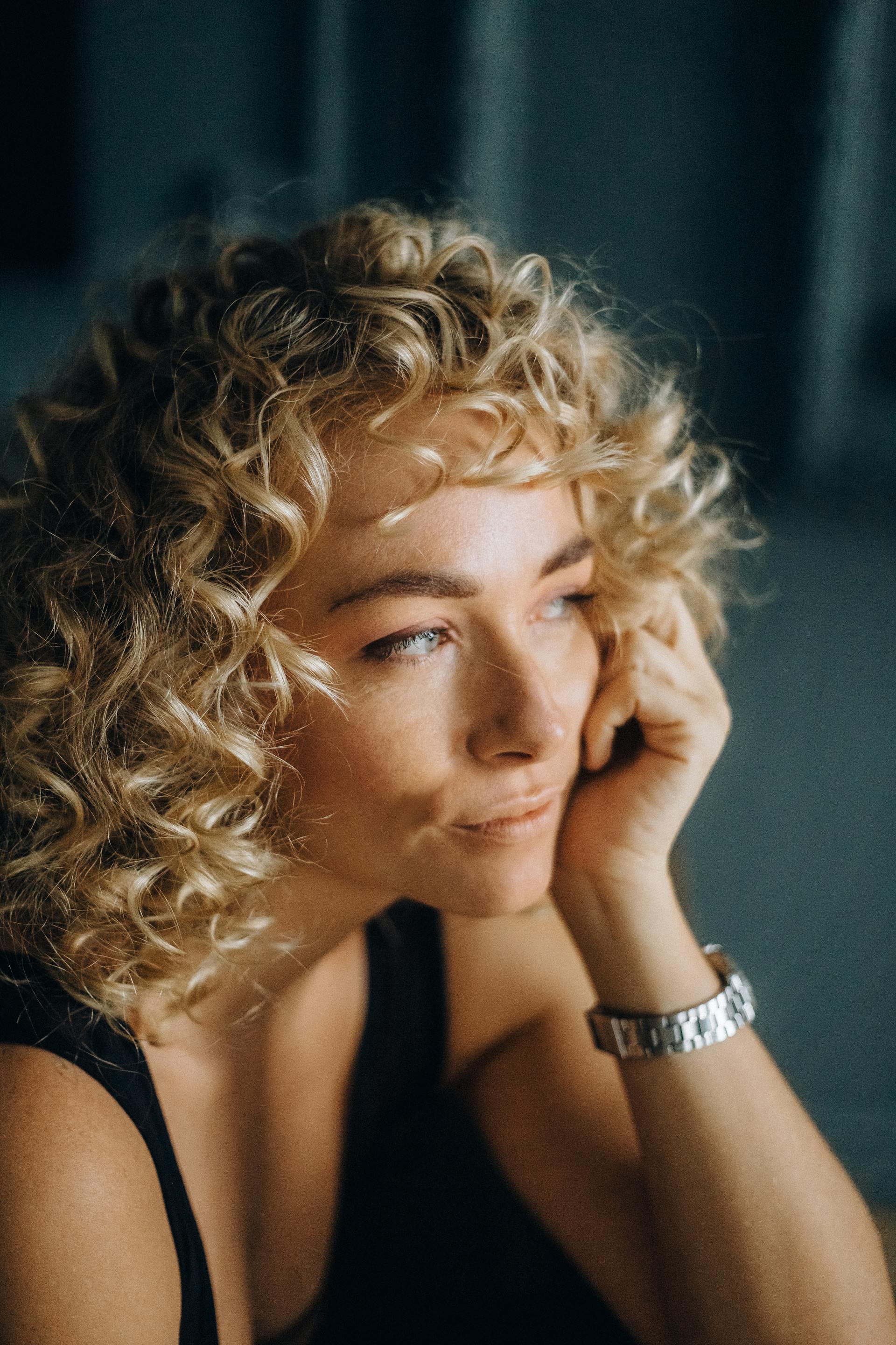 A woman smiling faintly | Source: Pexels