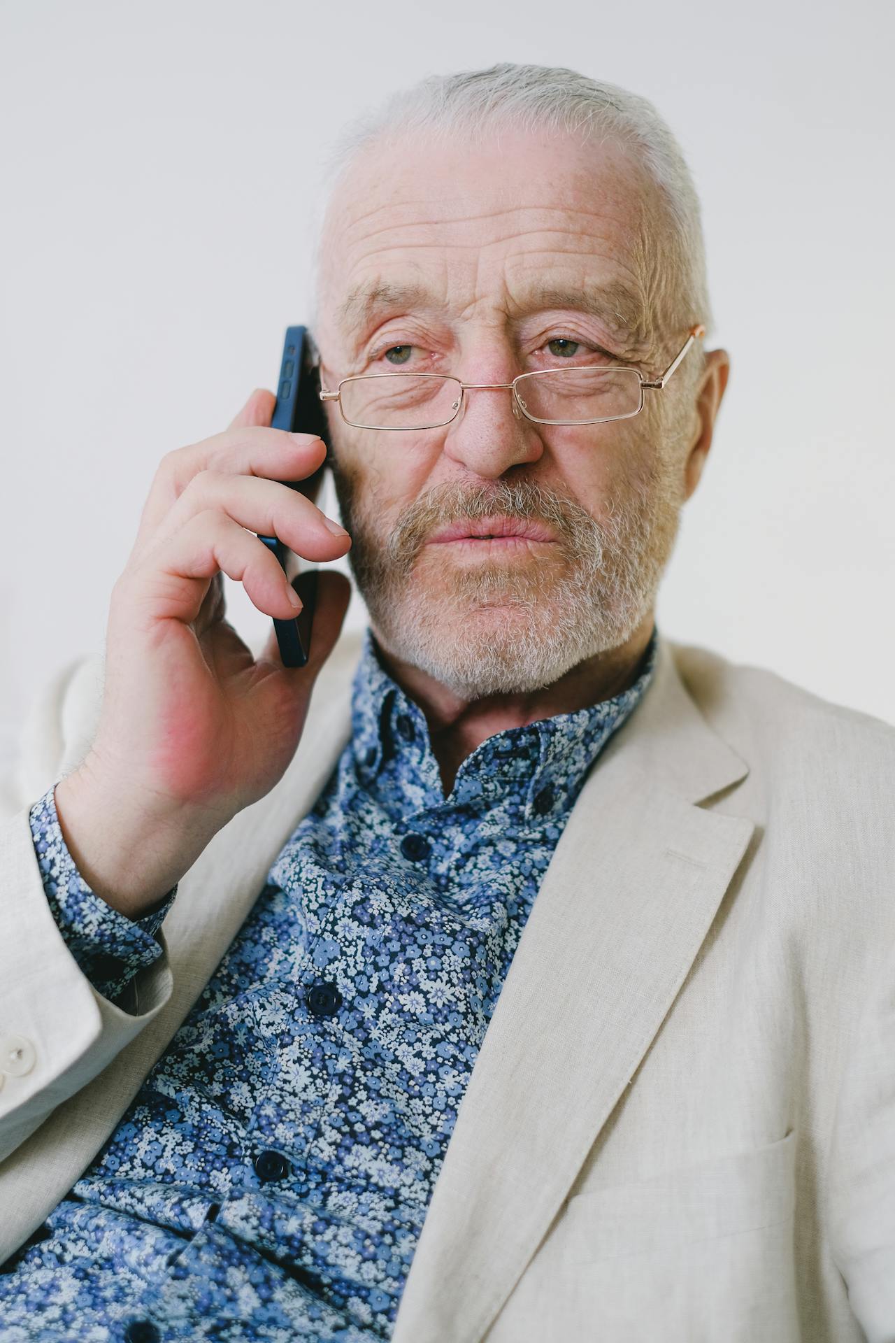 A worried senior man talking on the phone | Source: Pexels