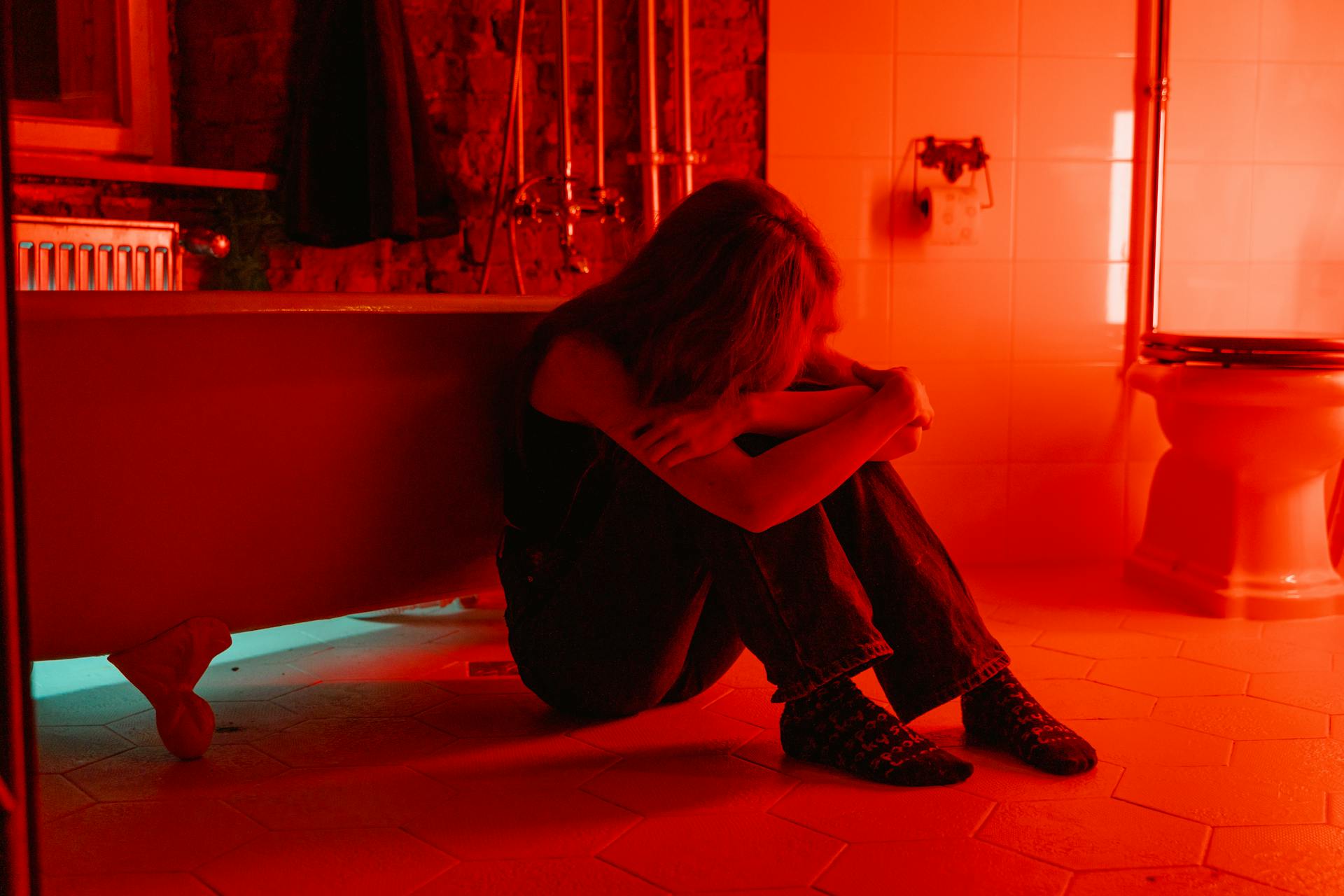 A woman crying in the bathroom | Source: Pexels