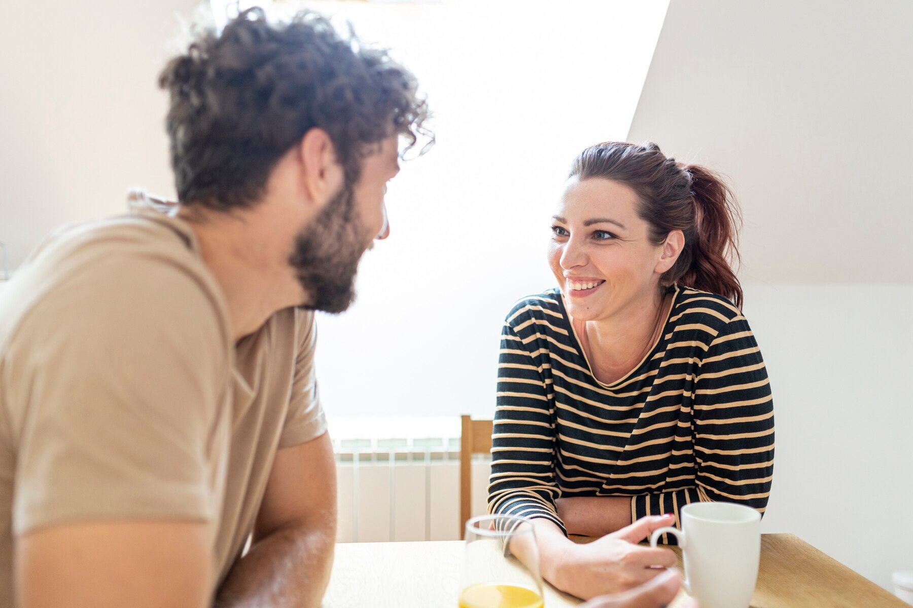 Um casal feliz conversando enquanto toma café | Fonte: Freepik