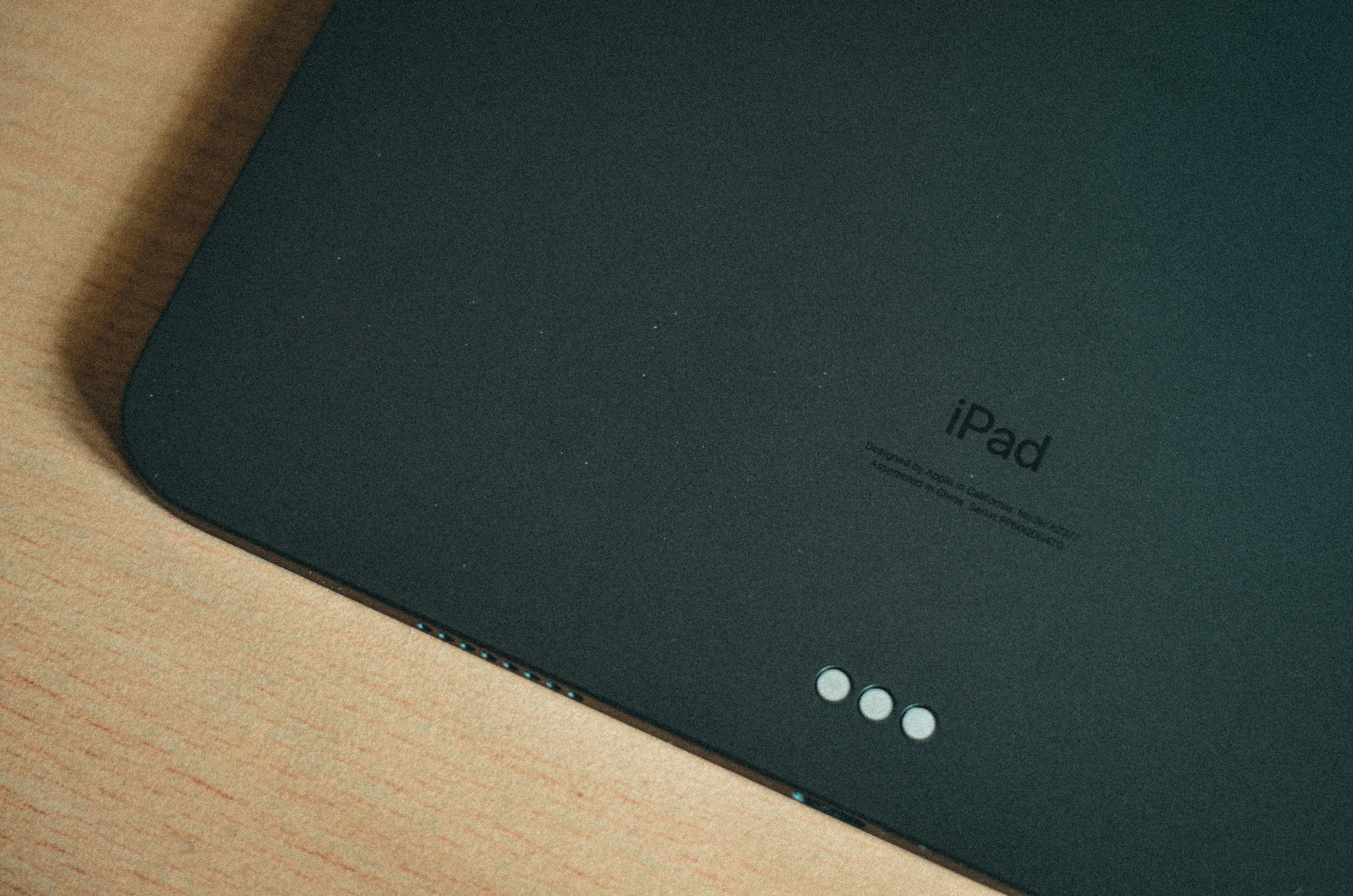 An iPad on a table | Source: Unsplash