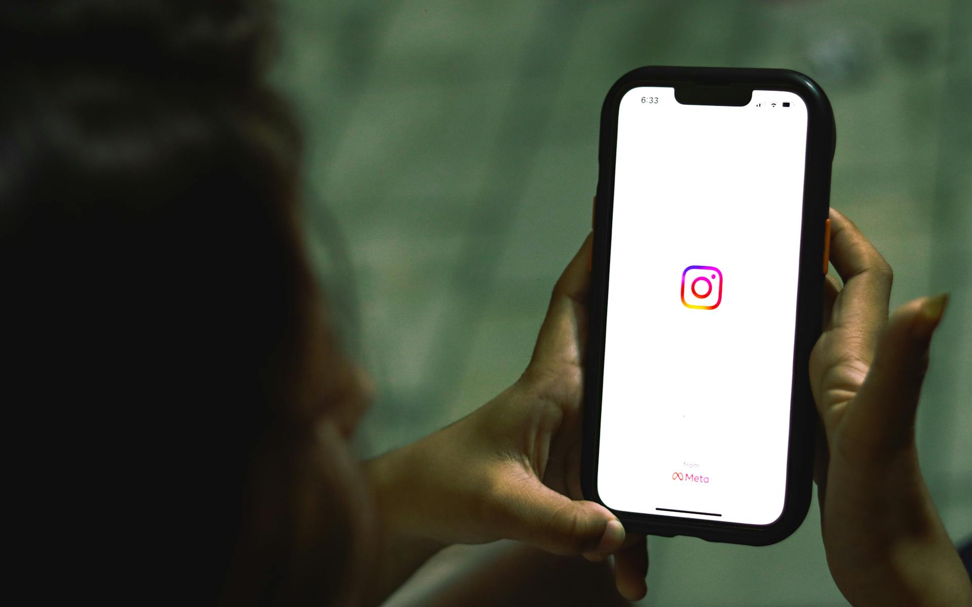 Instagram loading on a cell phone | Source: Pexels
