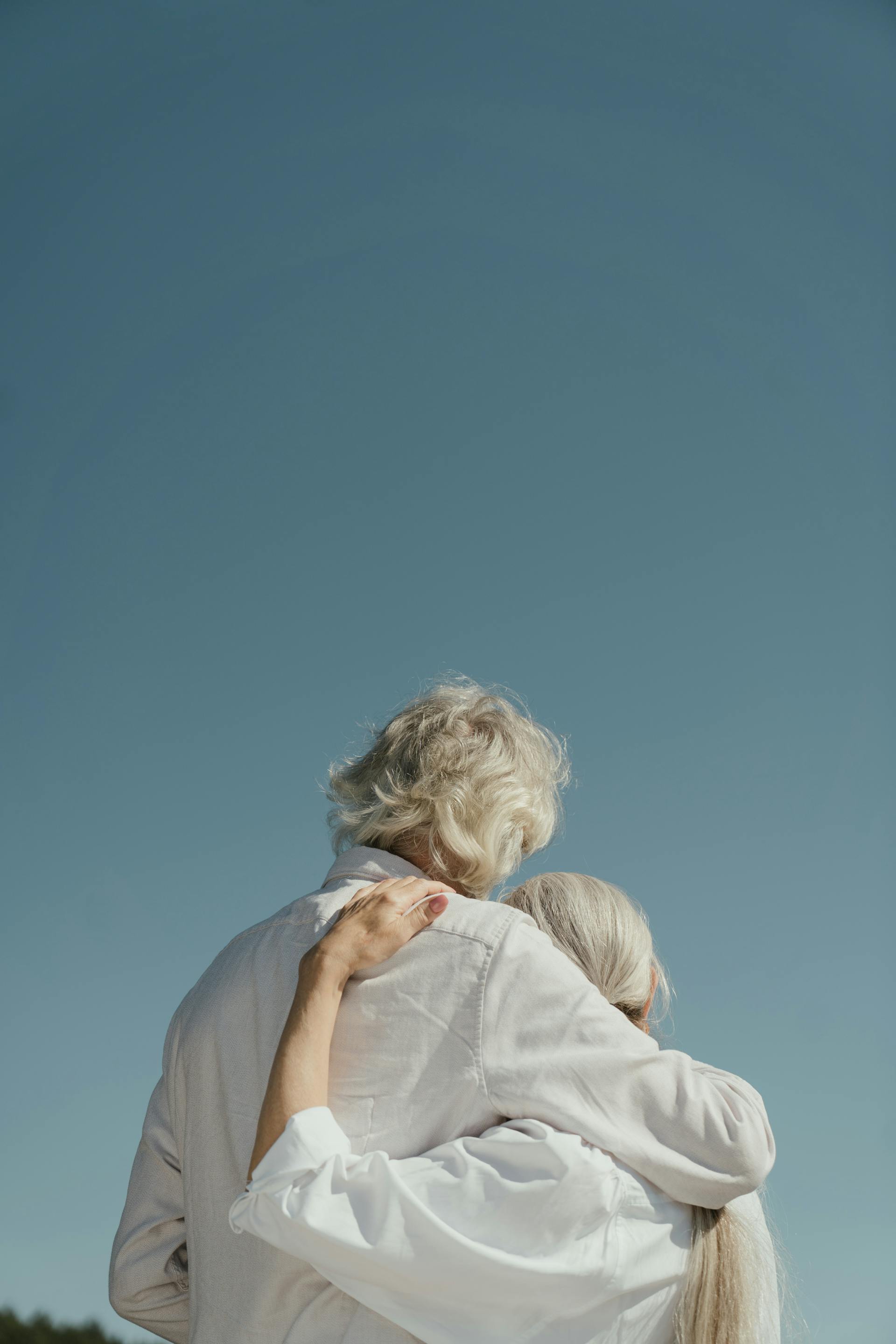 A back view of an elderly couple hugging | Source: Pexels