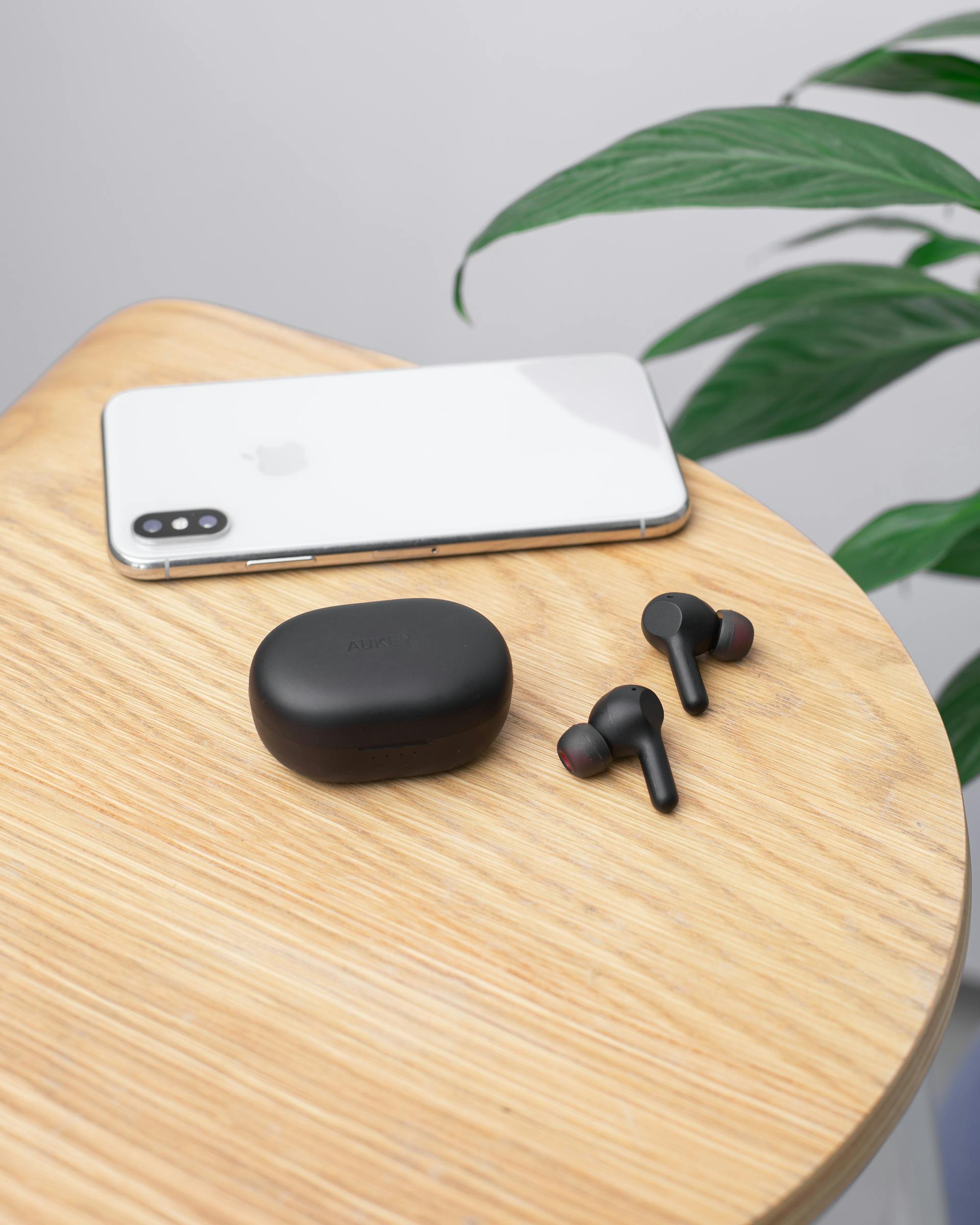 A phone lying face down on a table | Source: Pexels