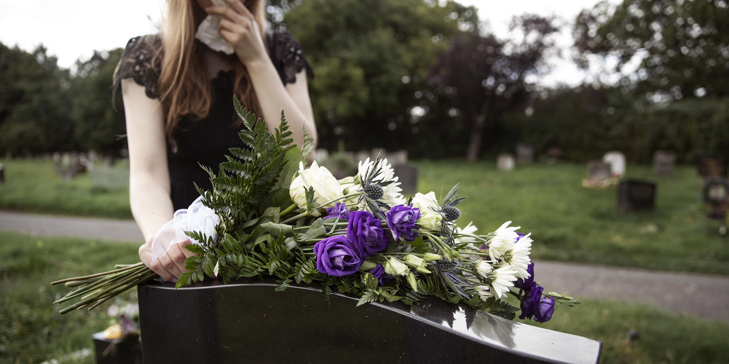 A woman visiting a grave | Source: Freepik
