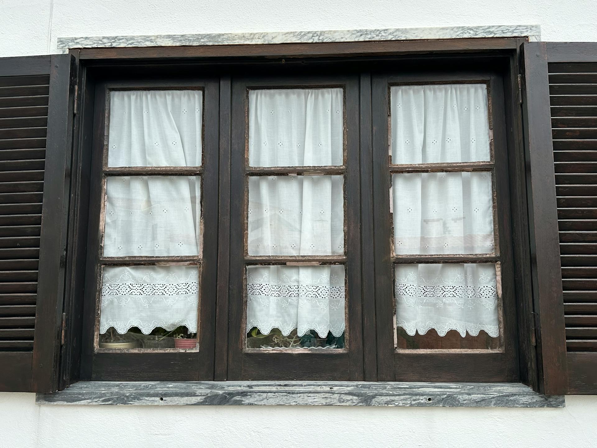 Closed curtains in a window | Source: Pexels