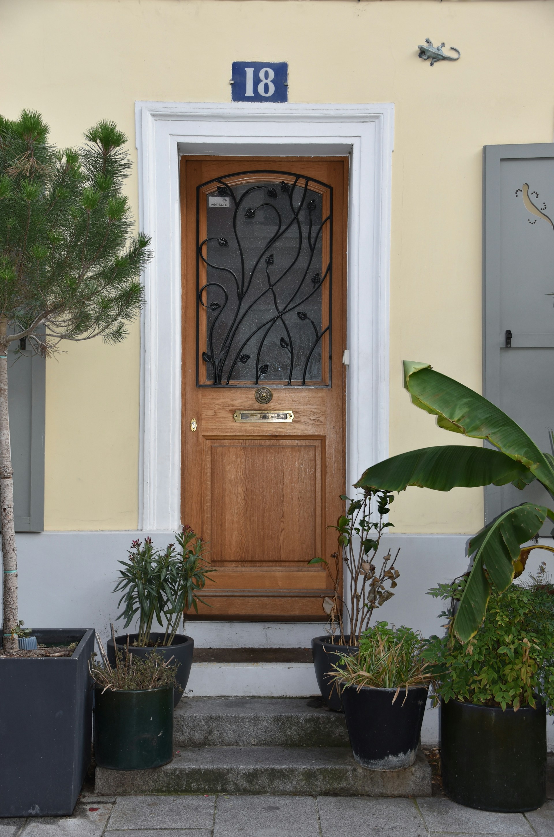 Front door of a house | Source: Unsplash