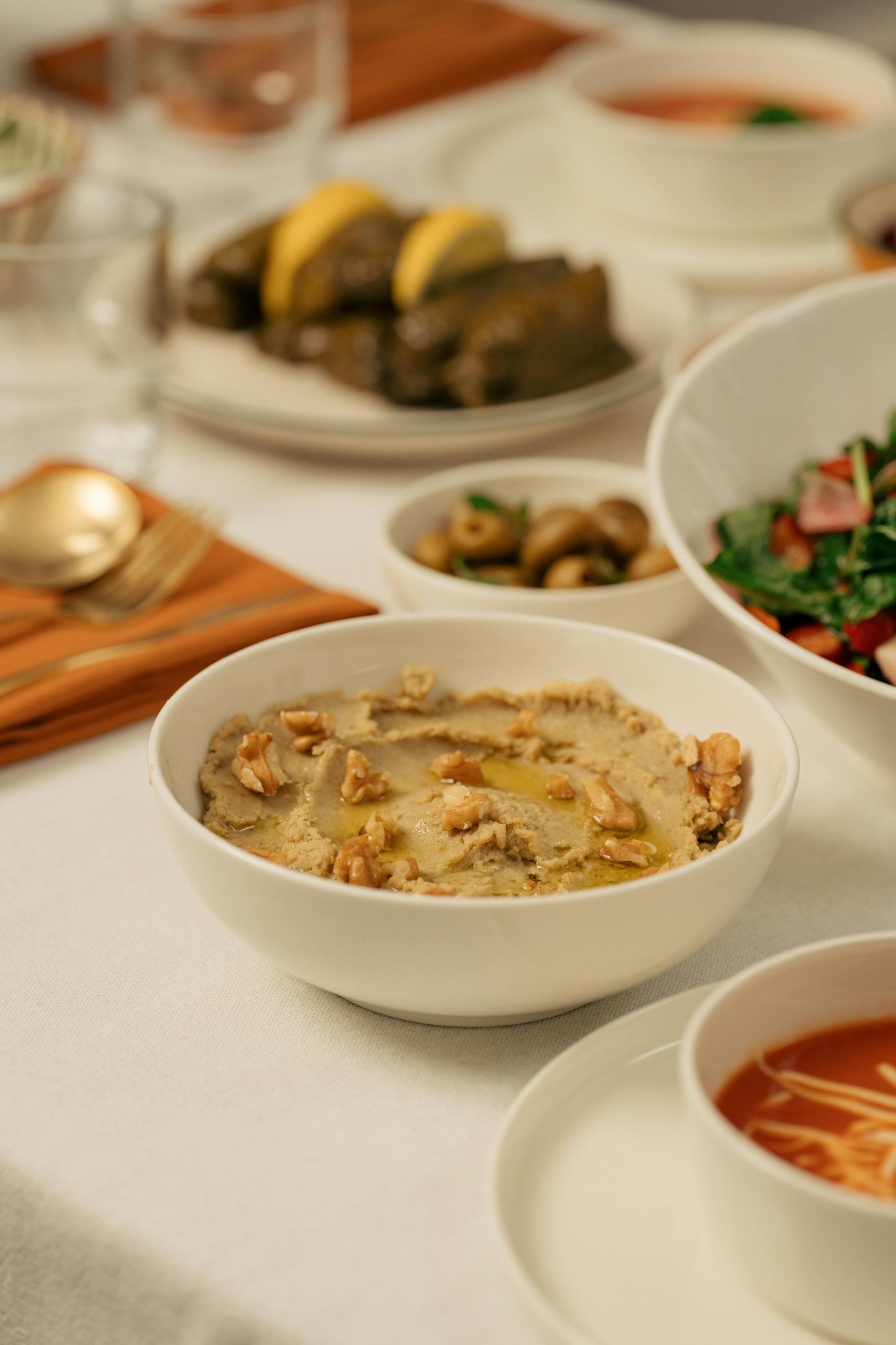 Plates set out for dinner | Source: Pexels