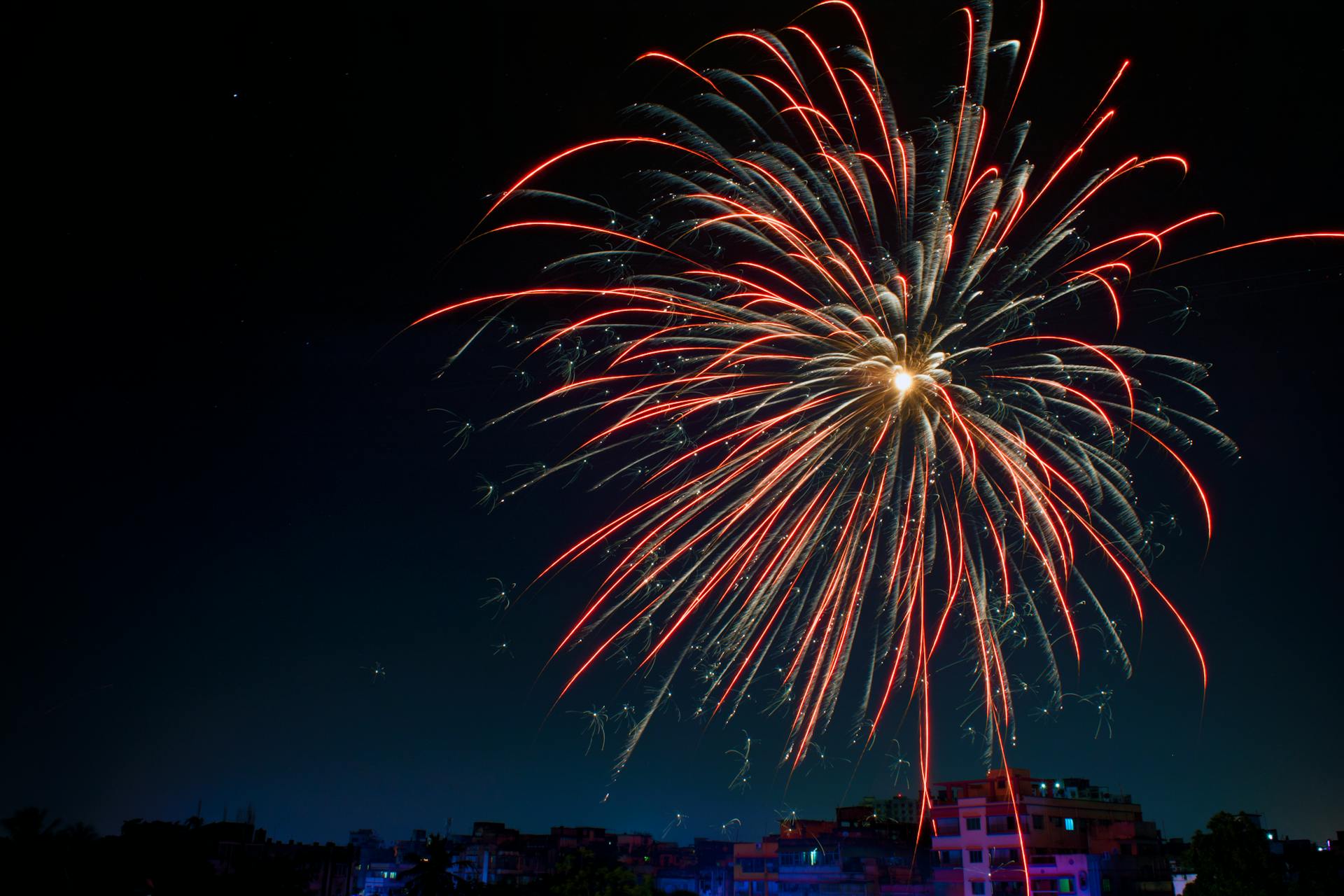 Fireworks over a suburban neighborhood | Source: Pexels