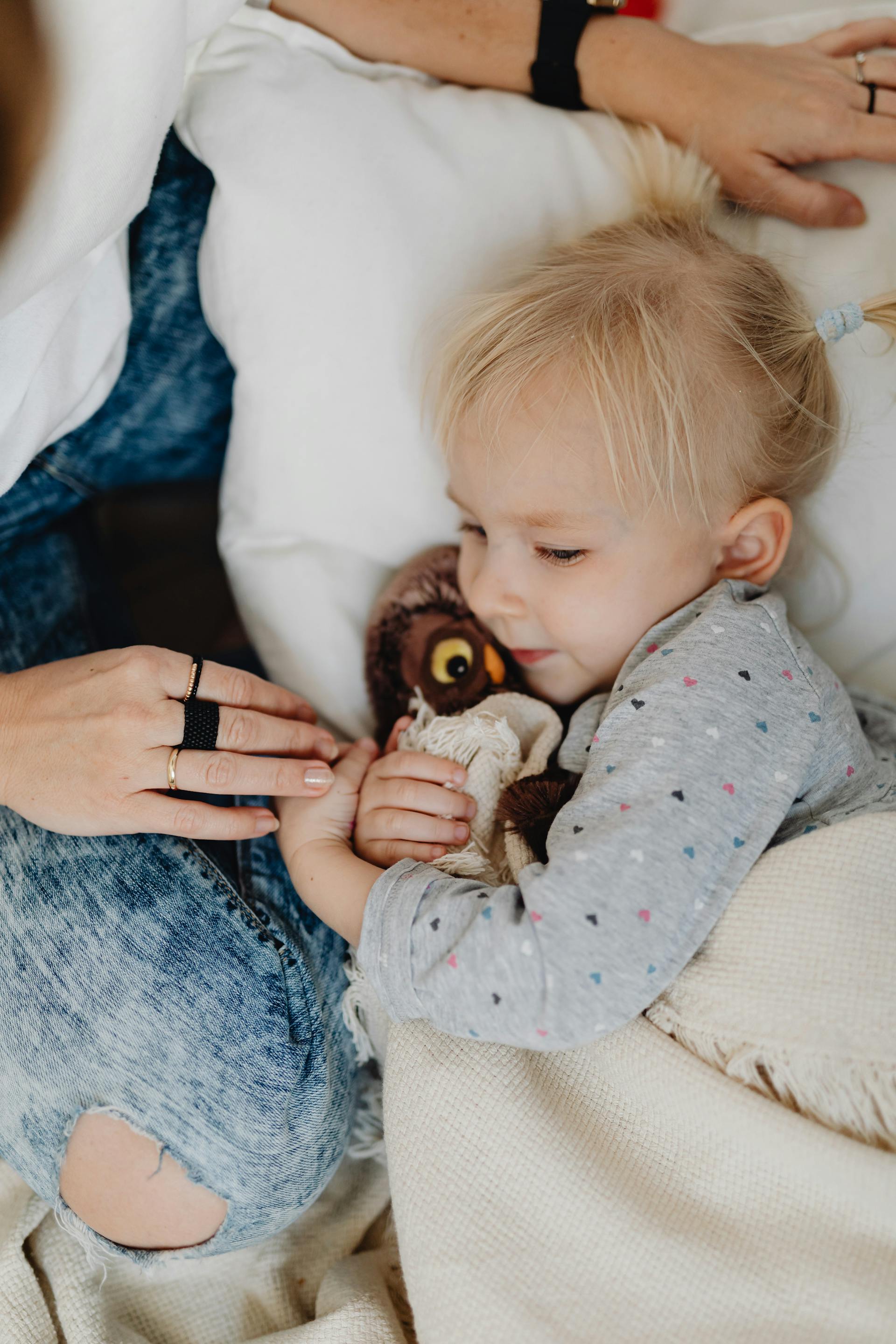 A little girl hugging her stuffed toy | Source: Pexels