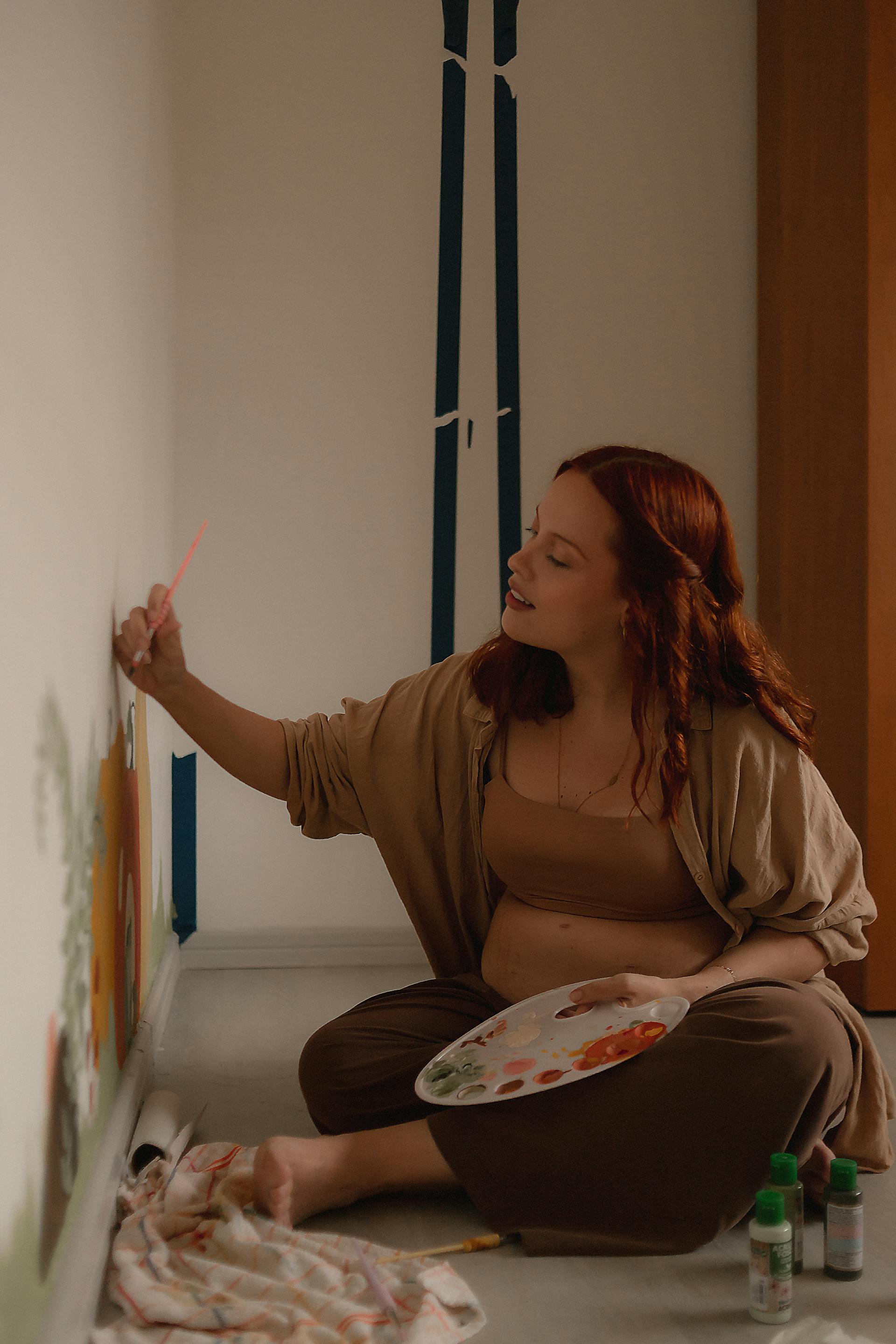 A pregnant woman painting | Source: Pexels