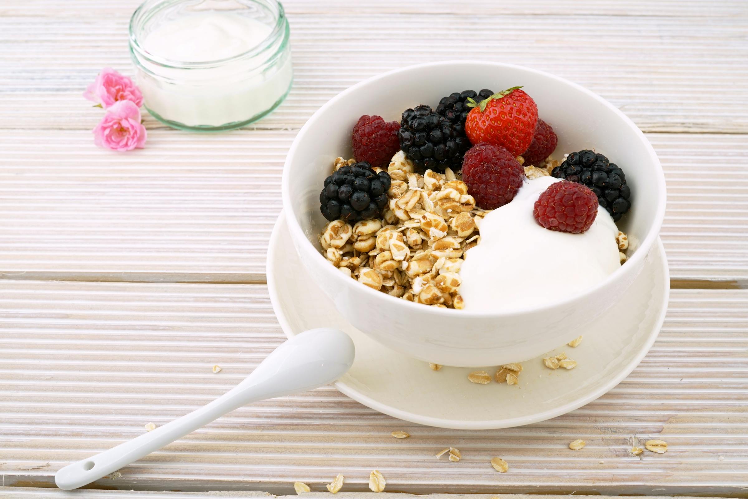 Un bol de petit-déjeuner avec du yaourt, des fruits et du granola | Source : Pexels