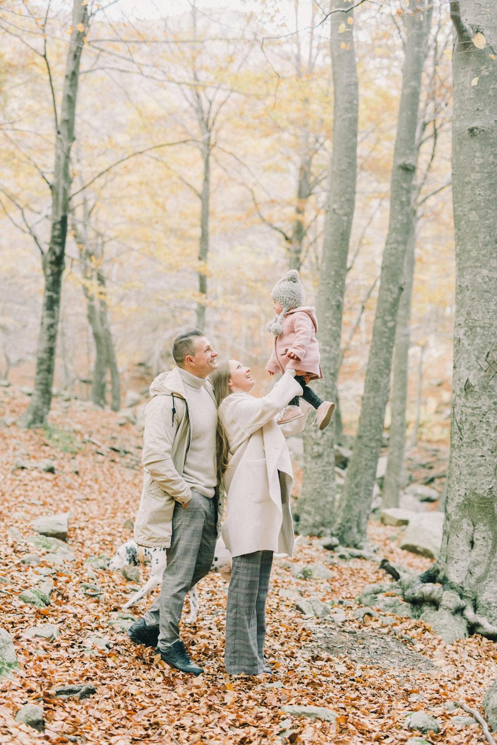 A happy family with their daughter | Source: Pexels