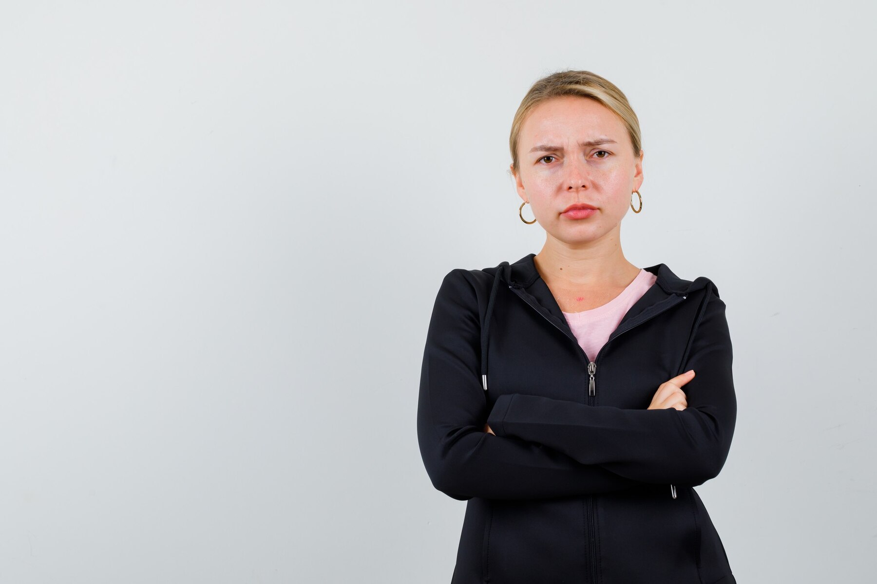 An angry woman with her hands crossed | Source: Freepik