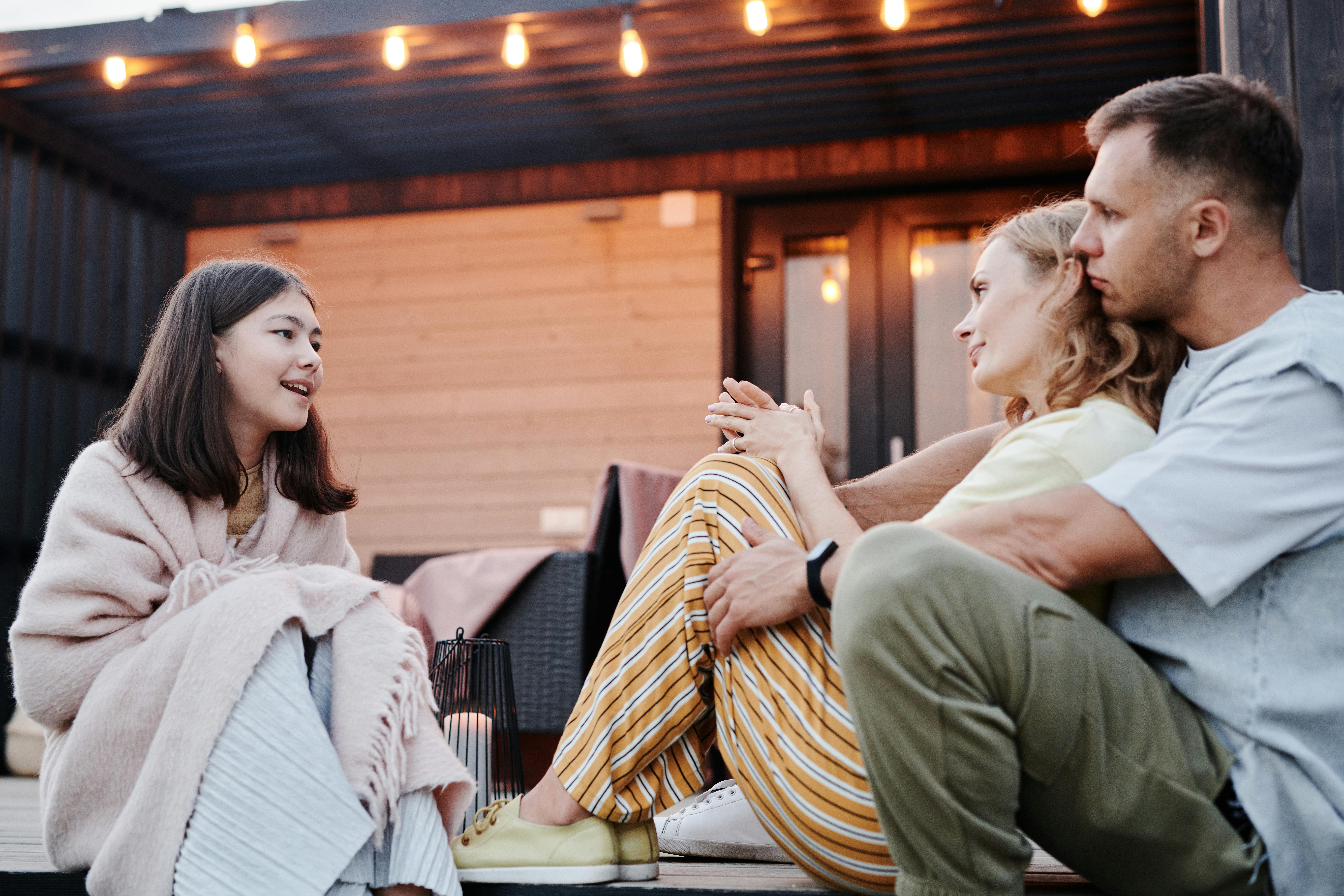 A girl having a conversation with her parents | Source: Pexels