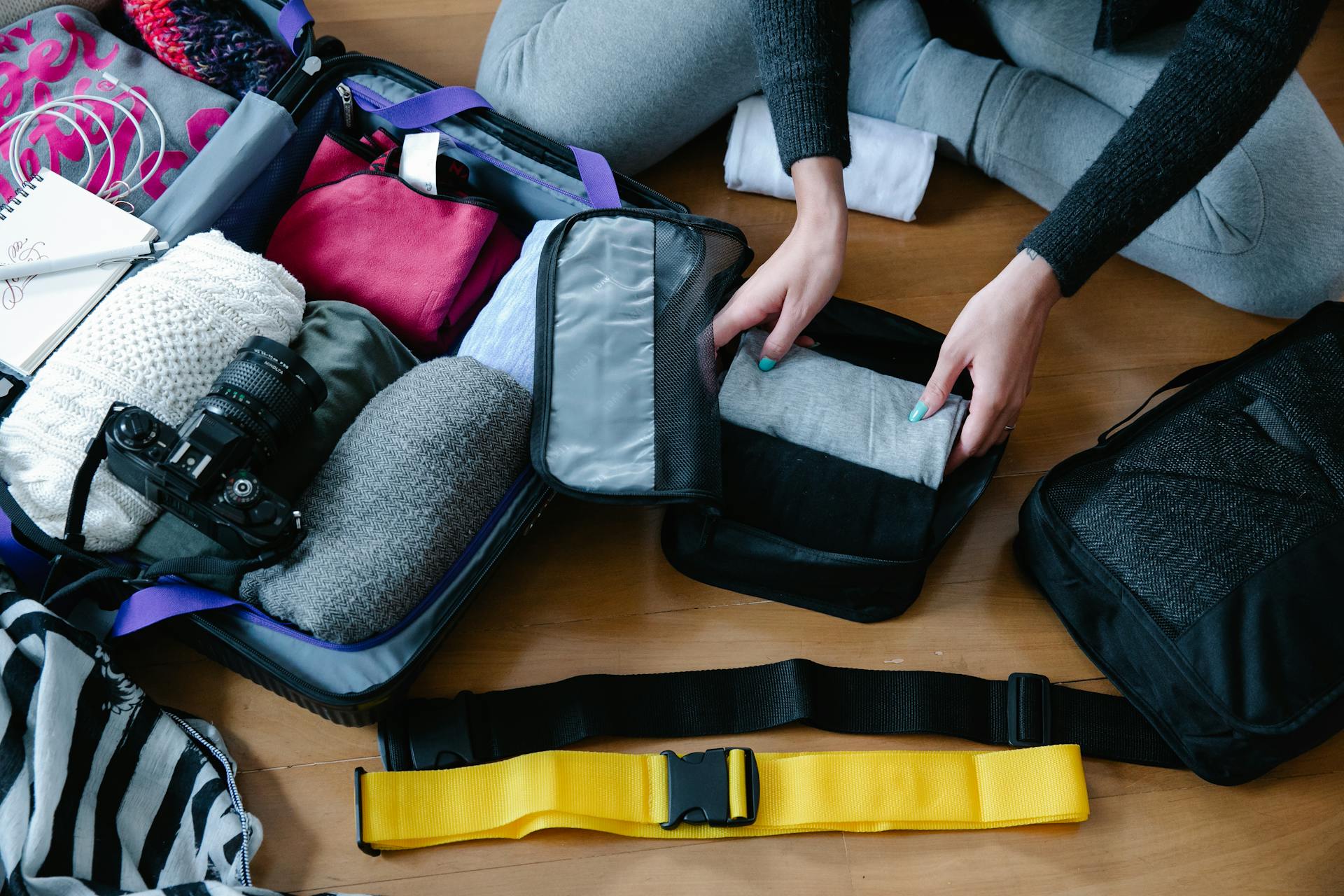 A woman packing her luggage | Source: Pexels
