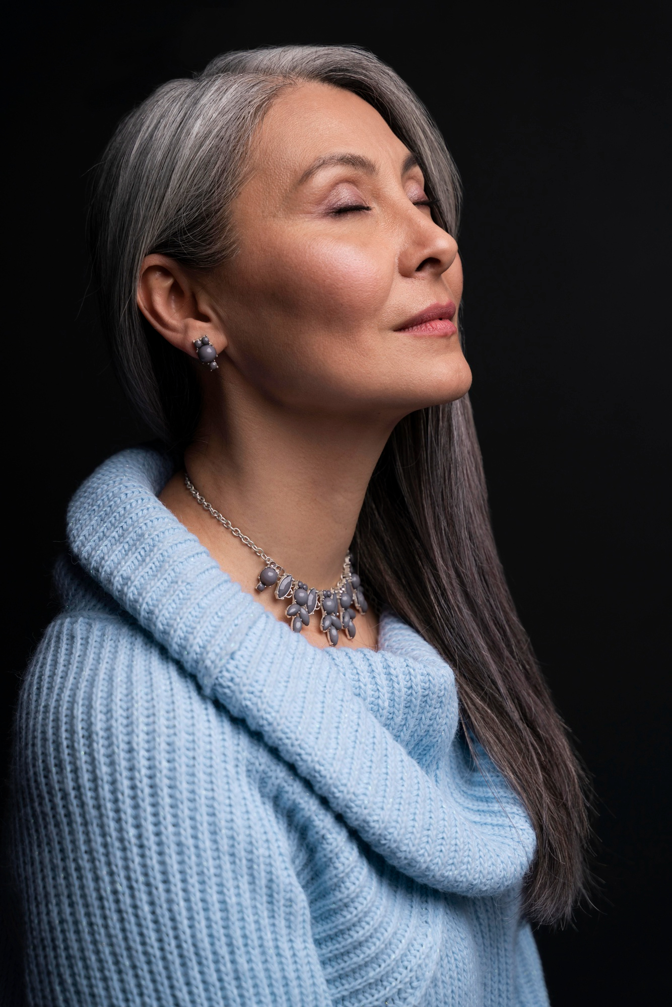 A senior woman wearing a necklace | Source: Freepik
