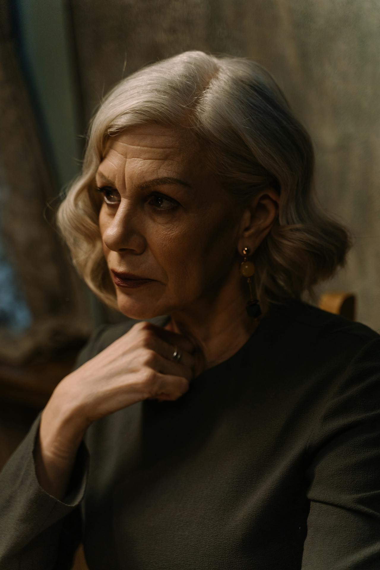 An older woman lost in thought | Source: Pexels