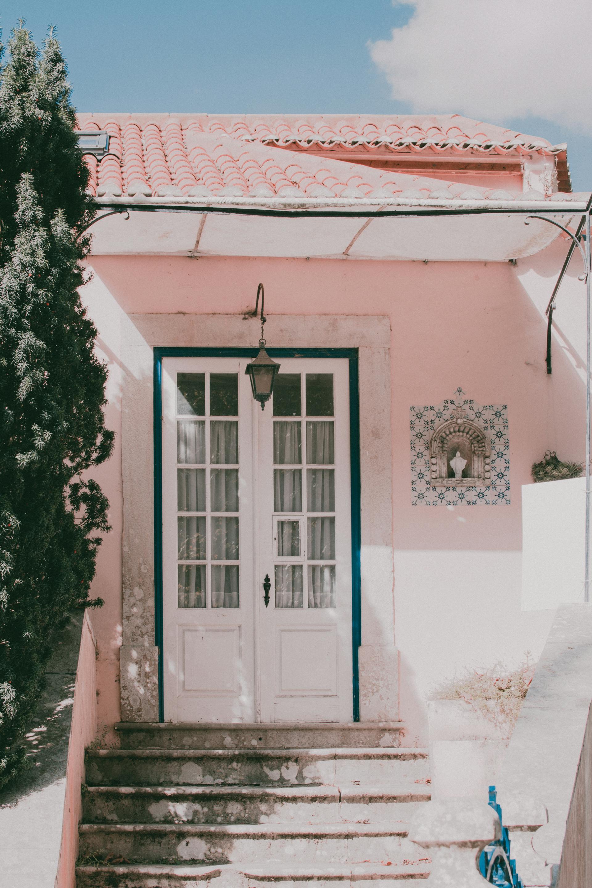 The front door of a modest suburban home | Source: Pexels