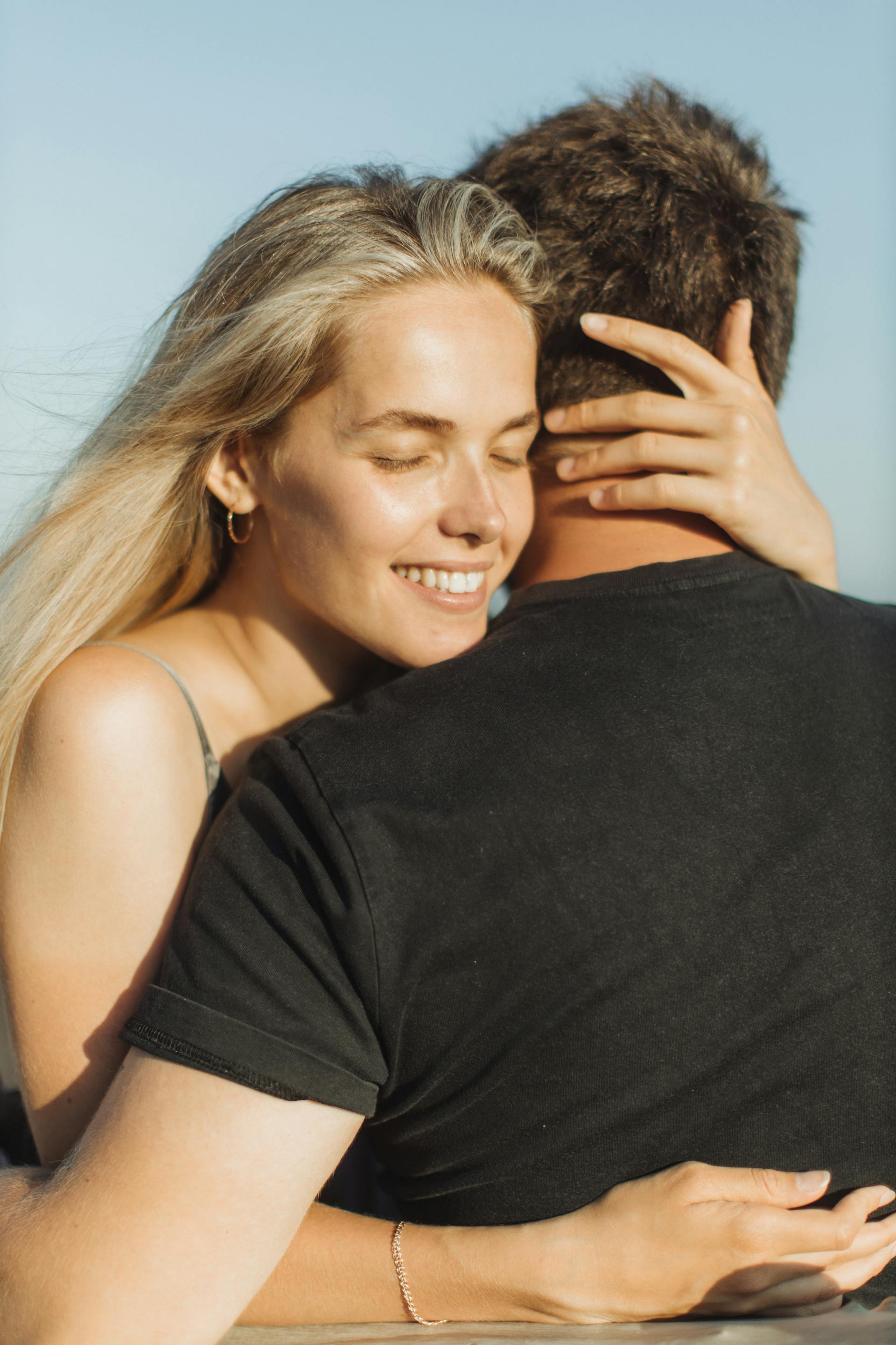 A couple embracing | Source: Pexels