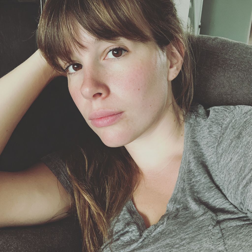A woman sitting on a couch | Source: Midjourney