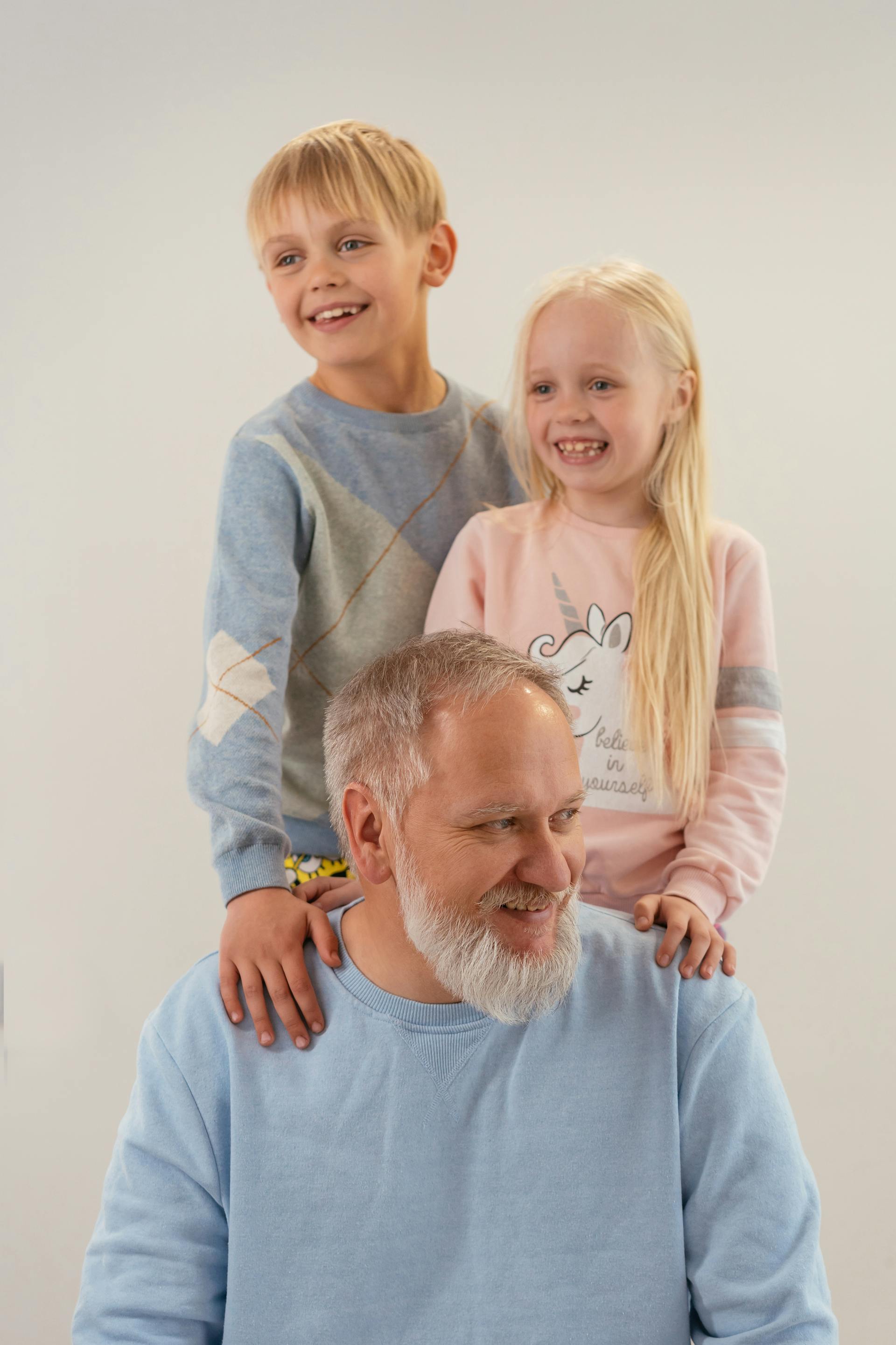 A happy man with two children | Source: Pexels