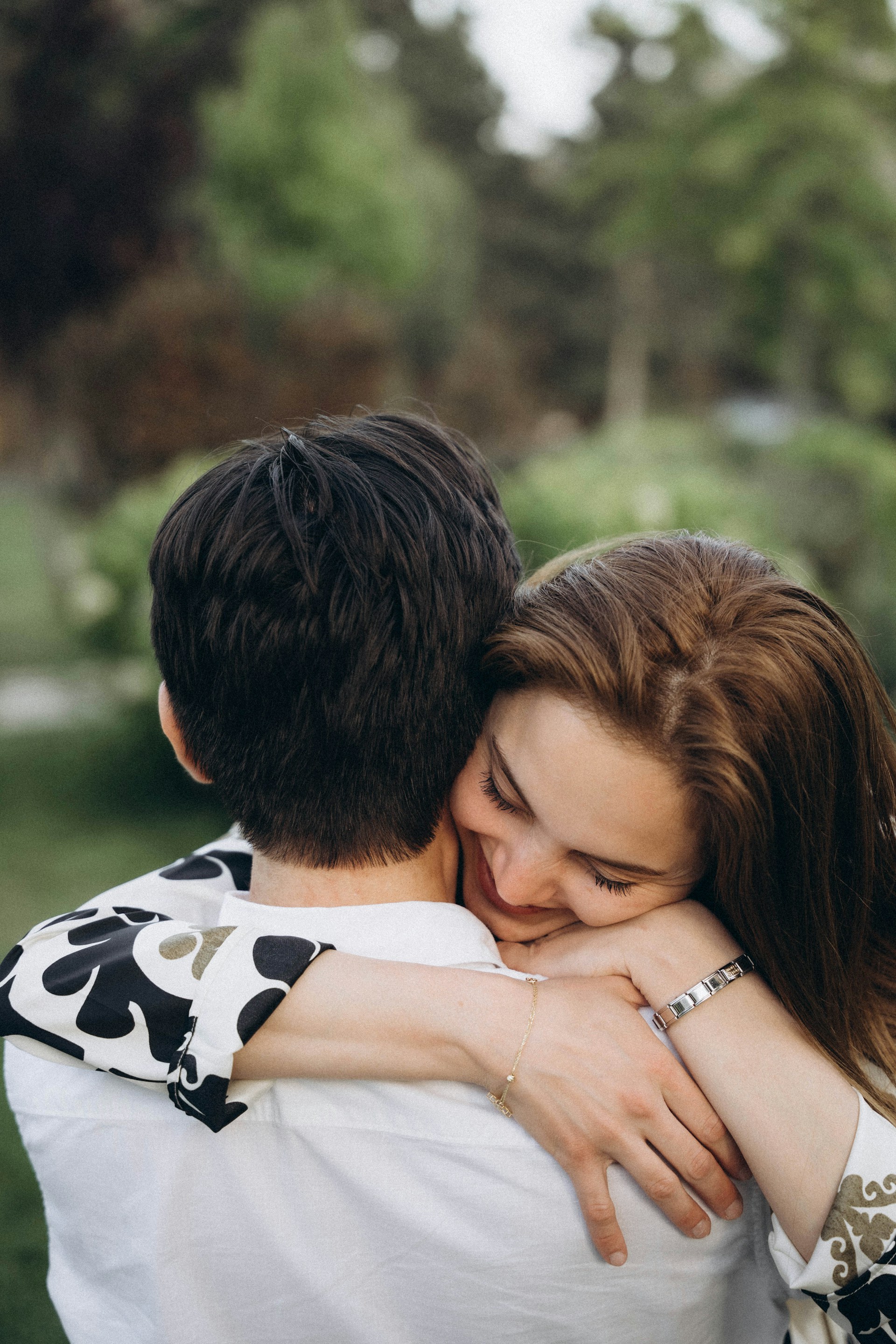 A woman hugging a man | Source: Unsplash
