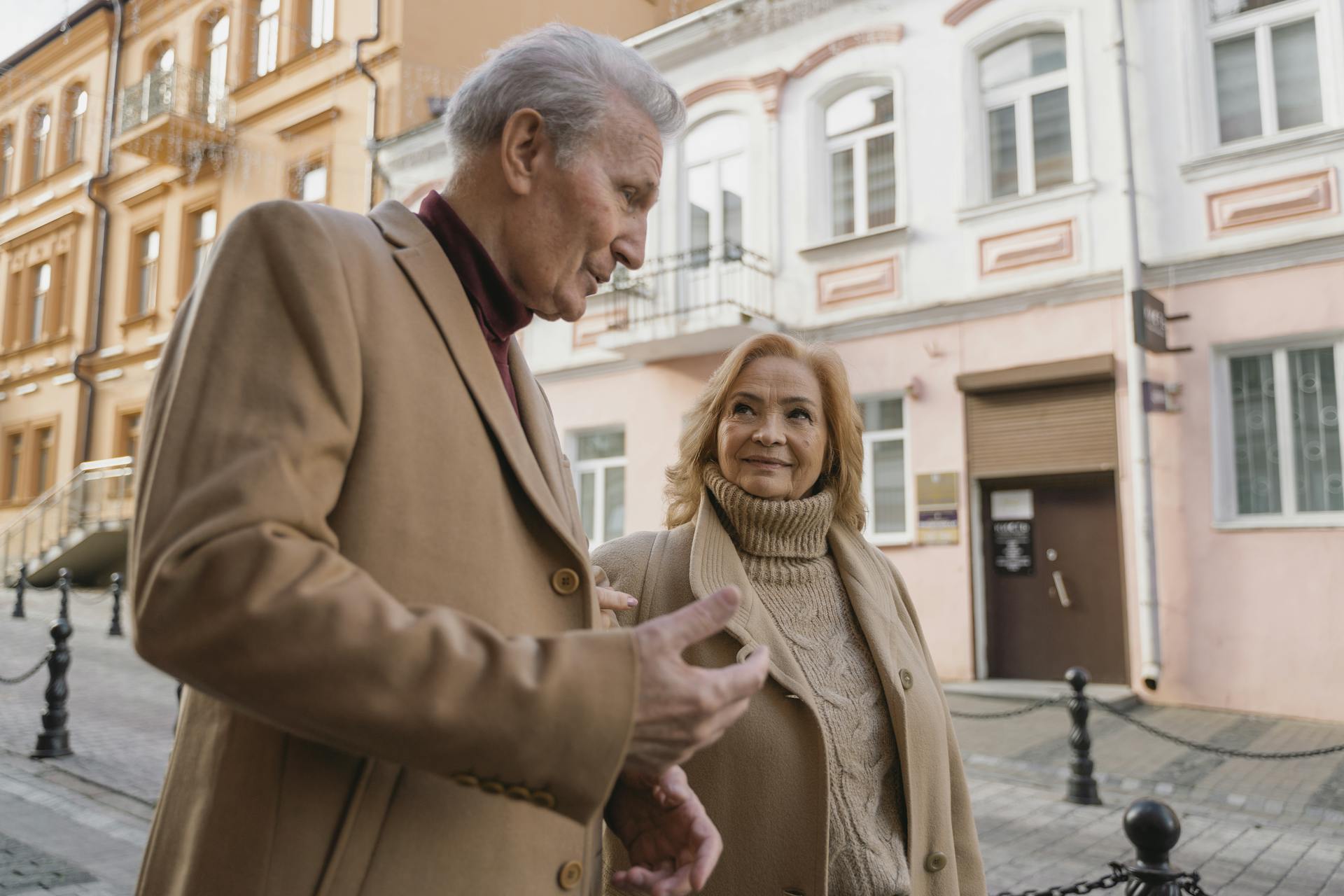 A man chatting with a woman | Source: Pexels