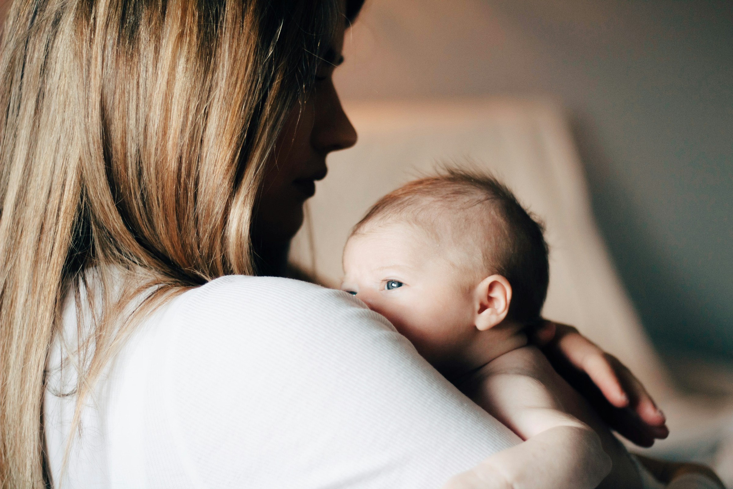 Uma mãe segurando seu bebê | Fonte: Unsplash