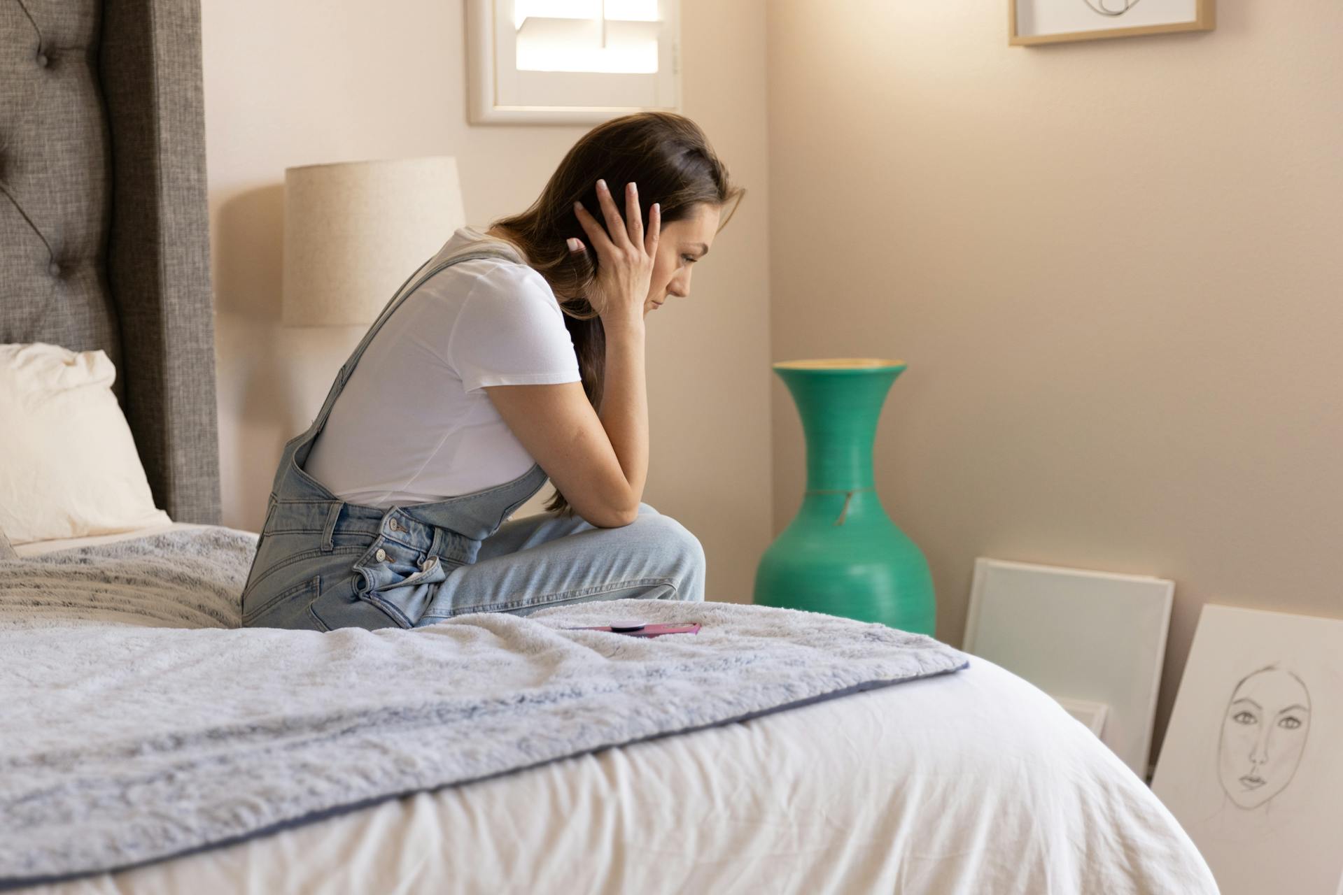 A distressed woman sitting on the bed | Source: Pexels