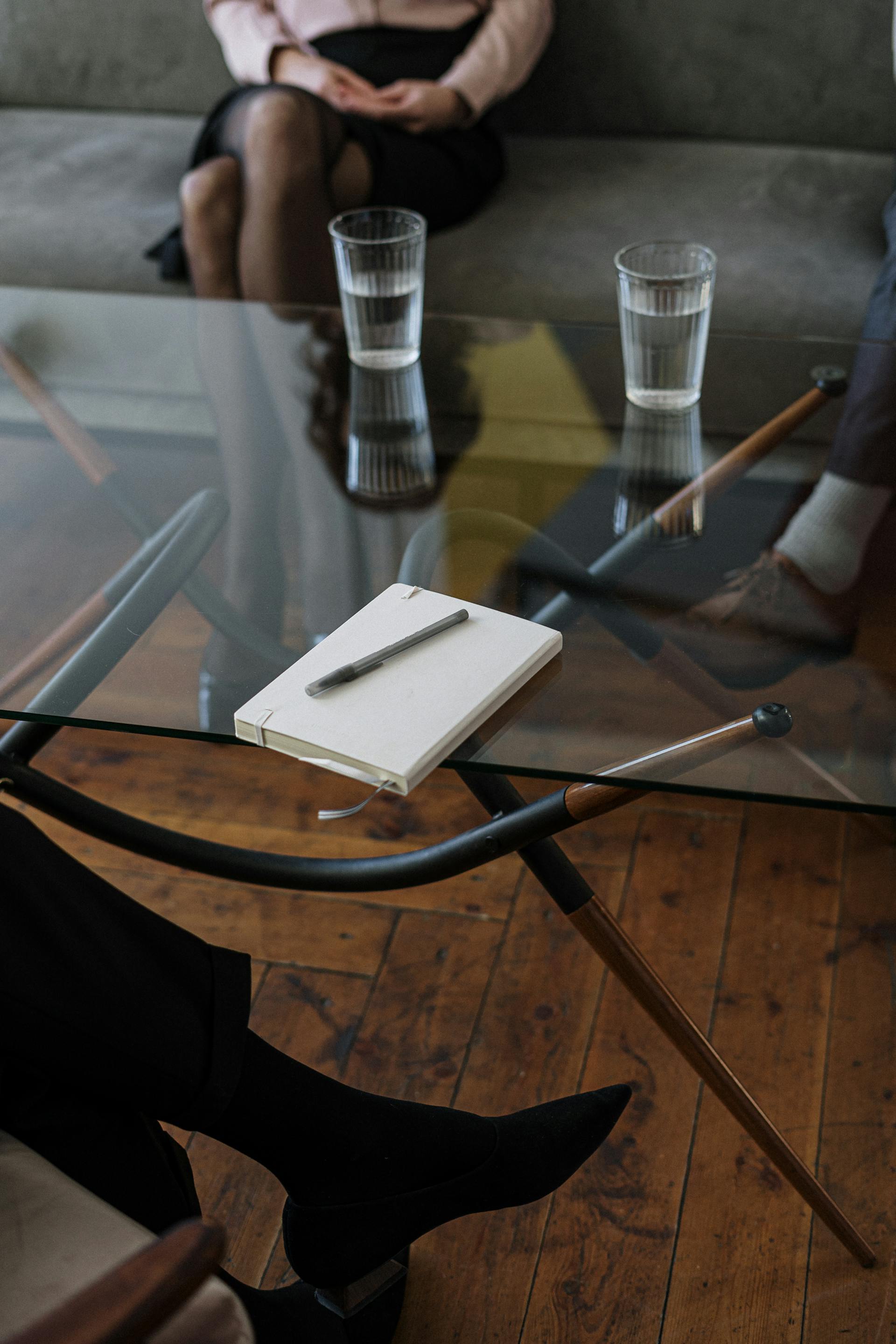 A woman in a therapist's office | Source: Pexels
