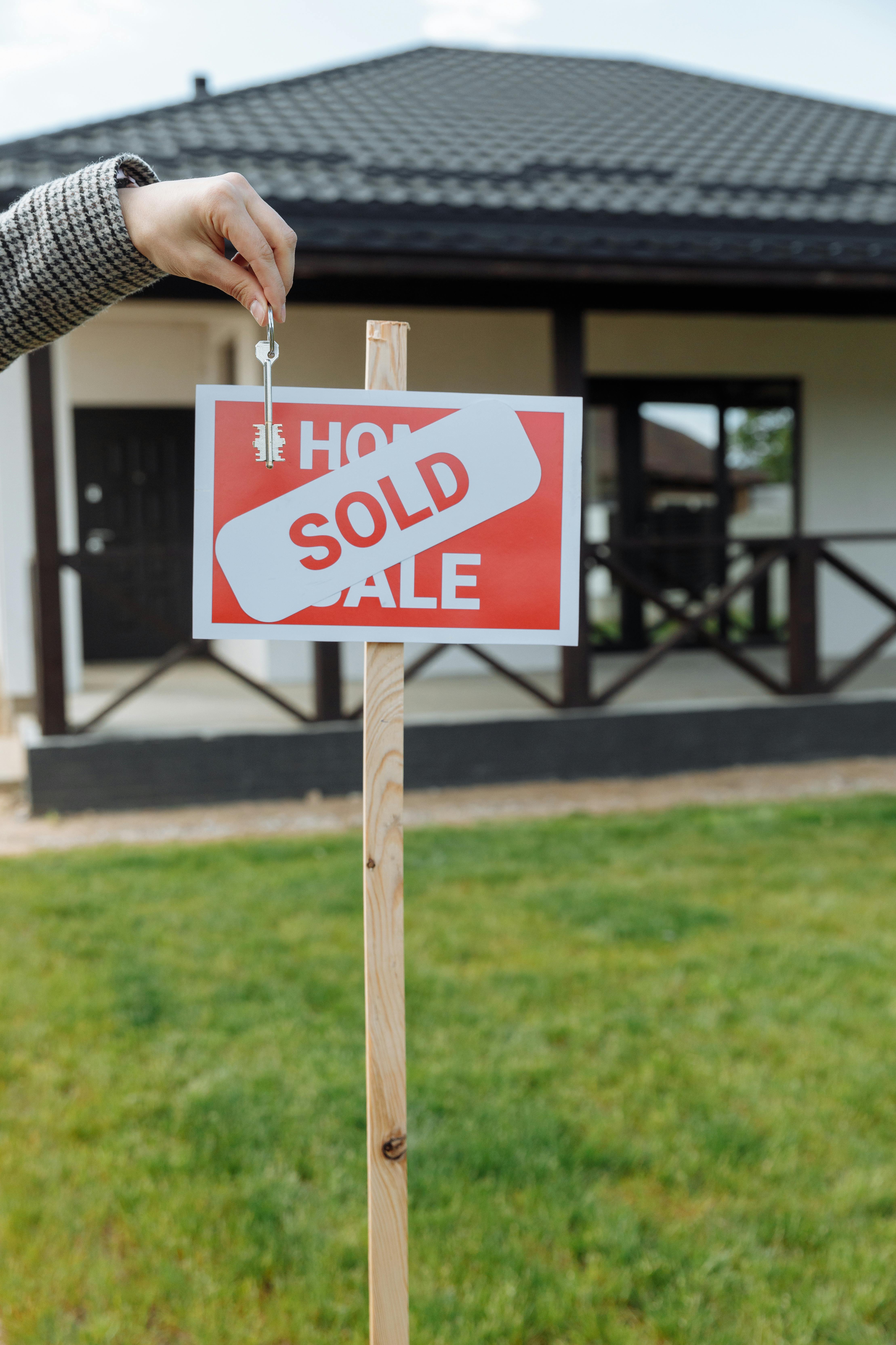 A sold sign on a front lawn | Source: Pexels