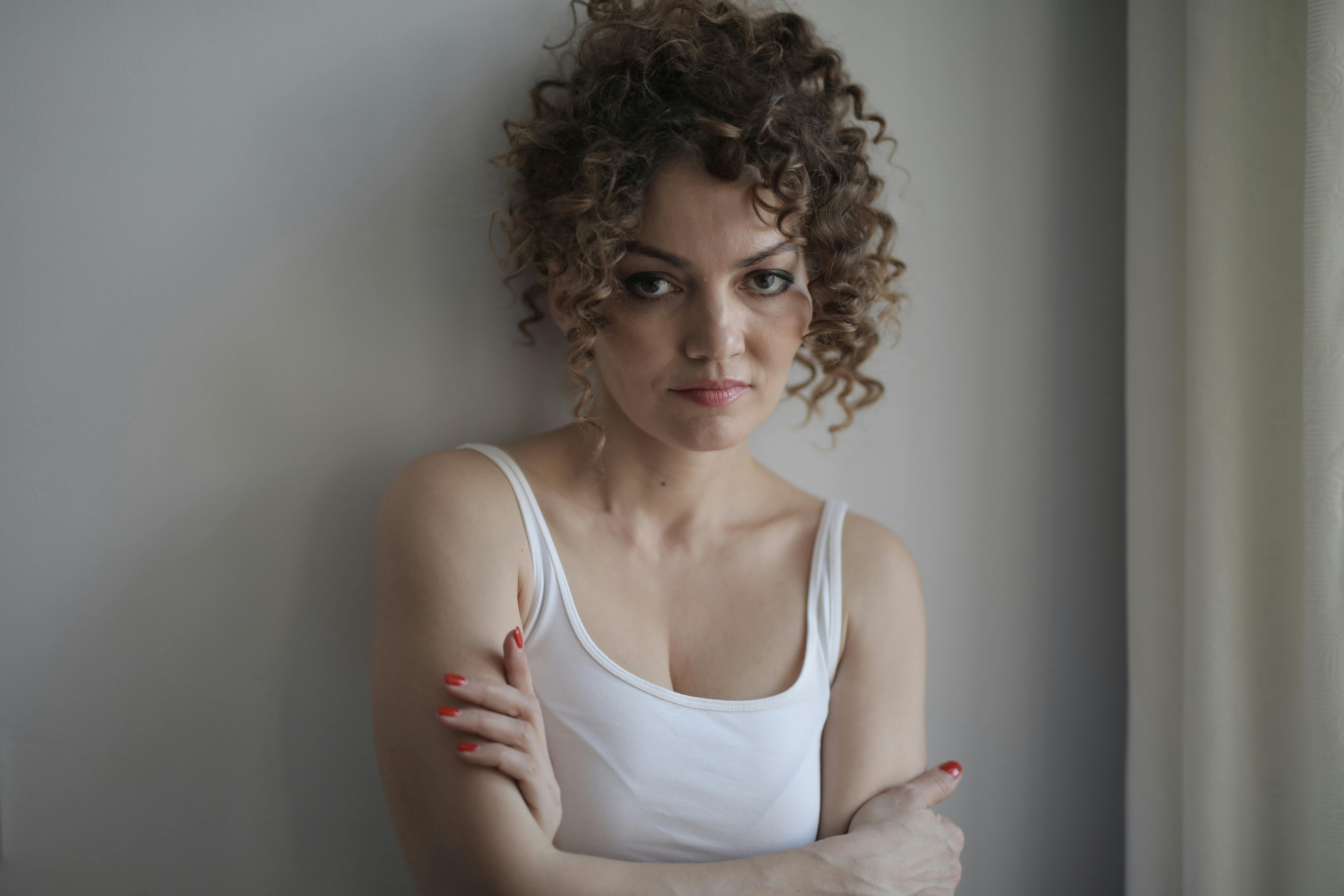 An upset woman with her arms crossed | Source: Pexels