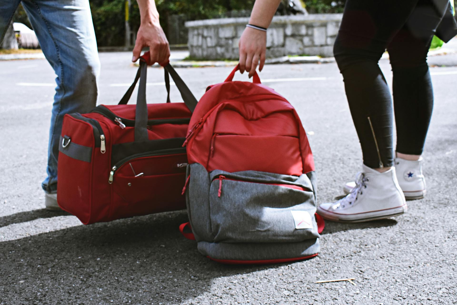 A couple holding their bags | Source: Pexels