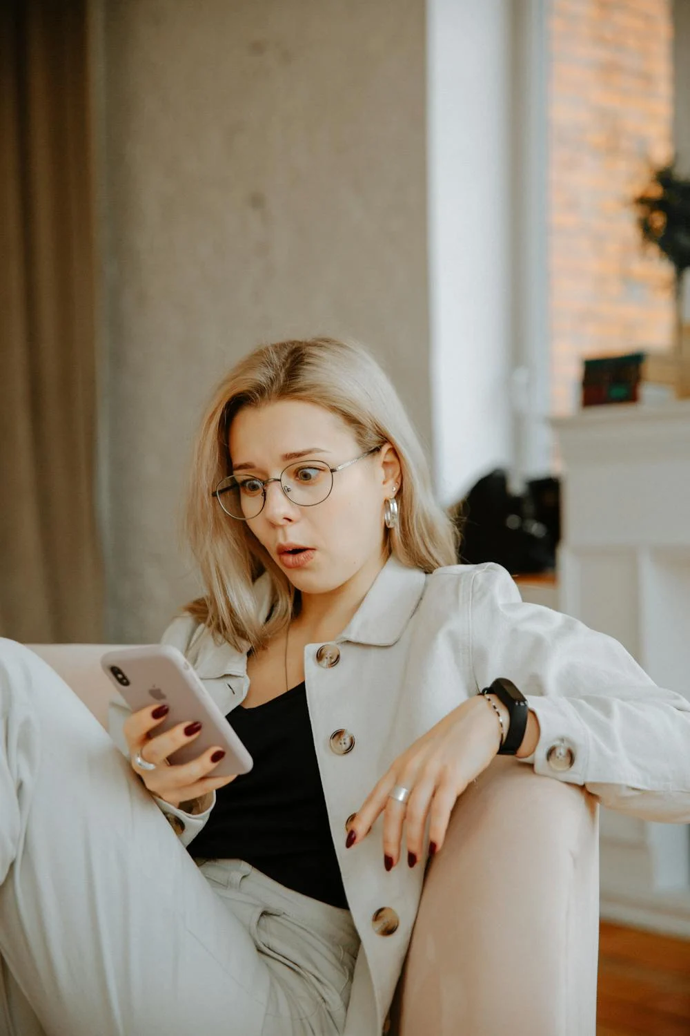 A shocked woman looking at her phone | Source: Pexels