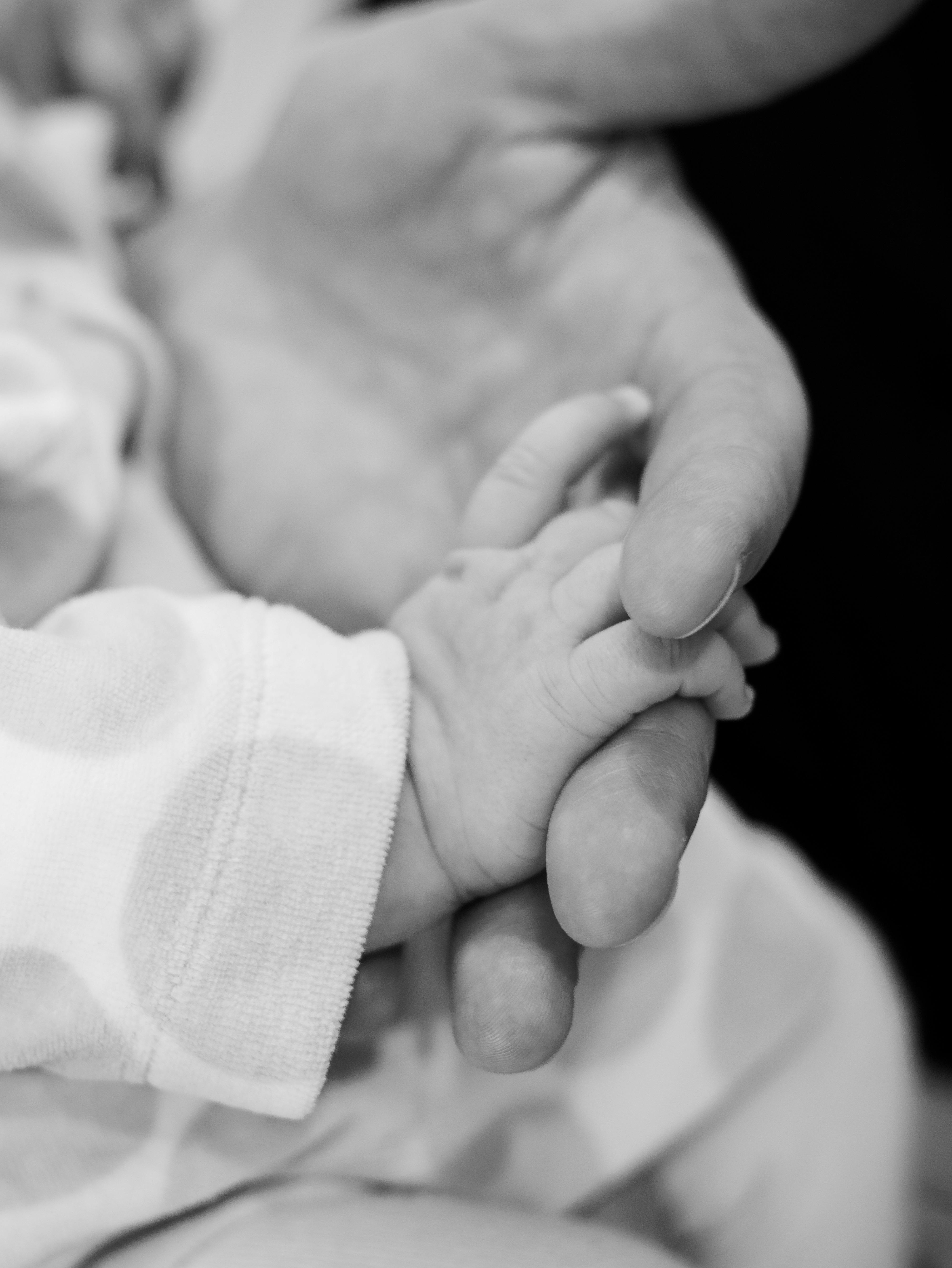 A person holding a baby's hand | Source: Pexels