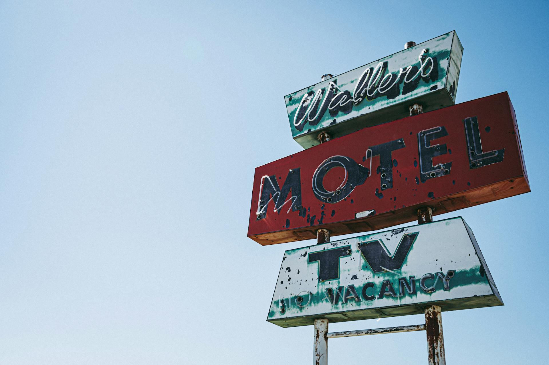 A motel sign | Source: Midjourney