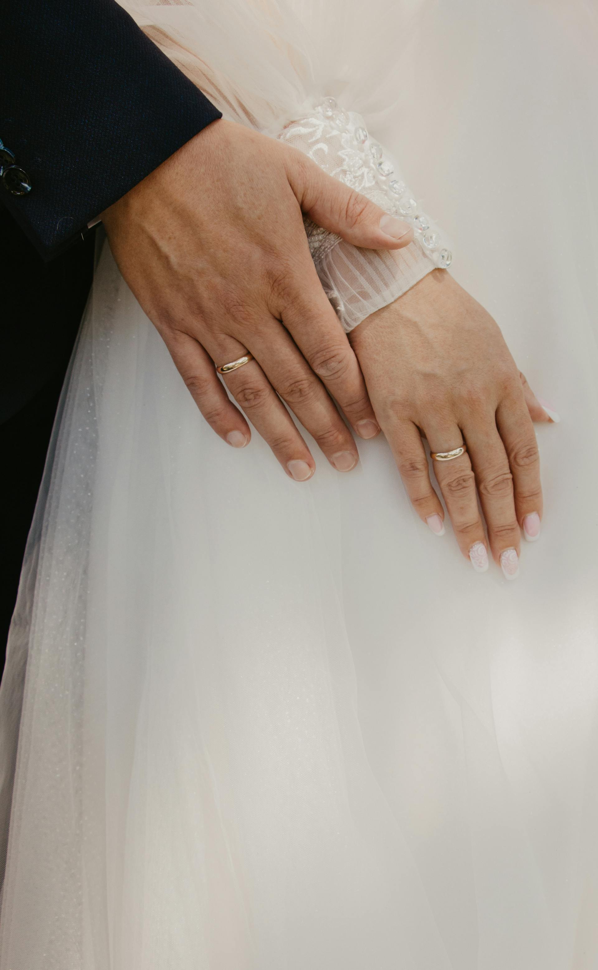 A married couple showing their rings | Source: Pexels