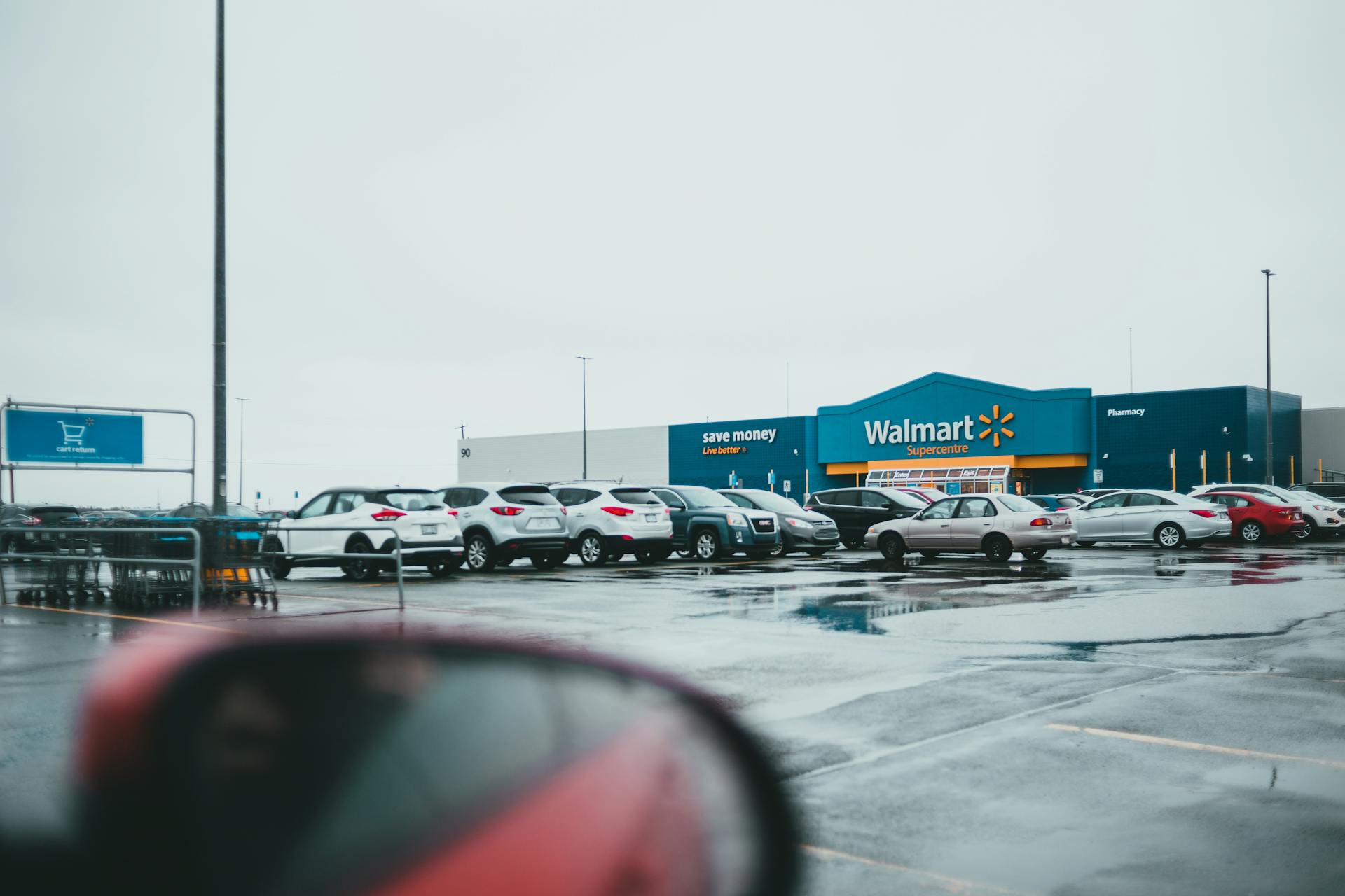 Cars in a parking lot | Source: Pexels