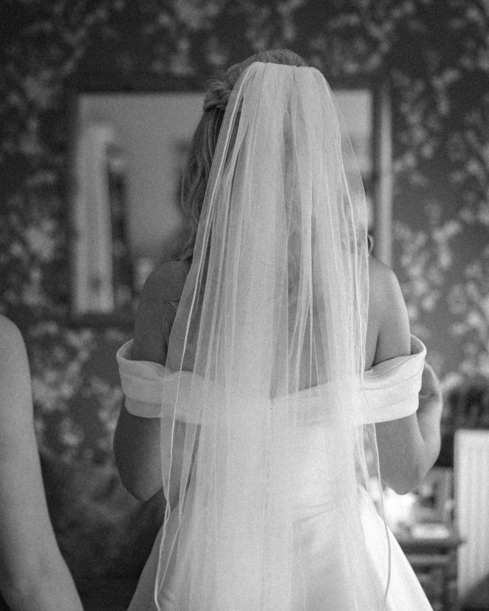 Grayscale shot of a bride | Source: Unsplash