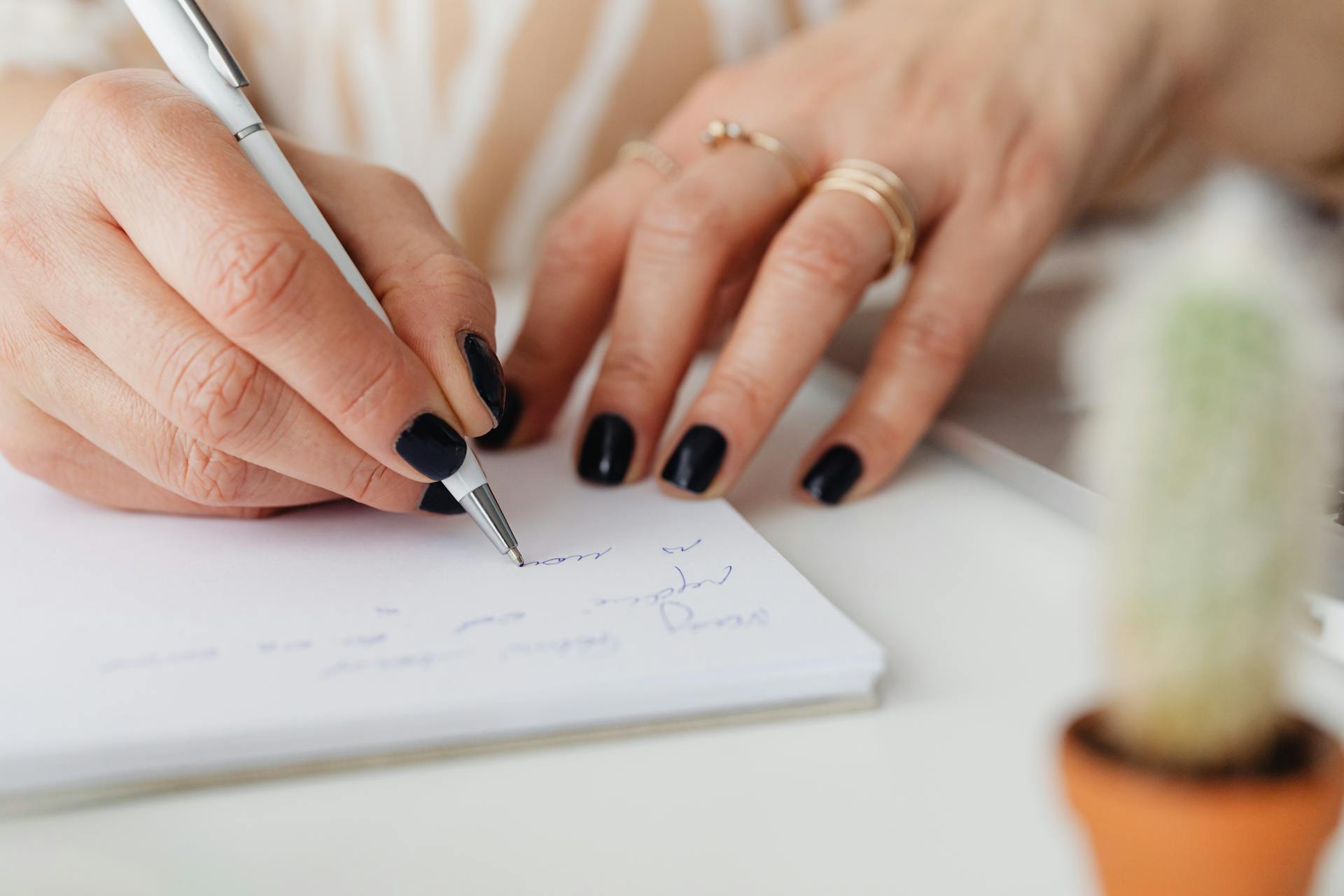 Woman writing a letter | Source: Pexels
