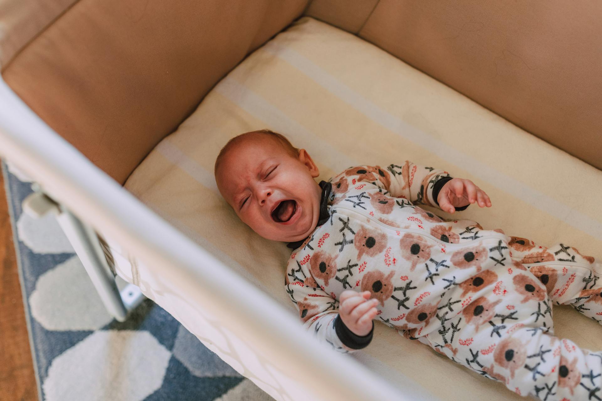 A crying baby in a crib | Source: Pexels